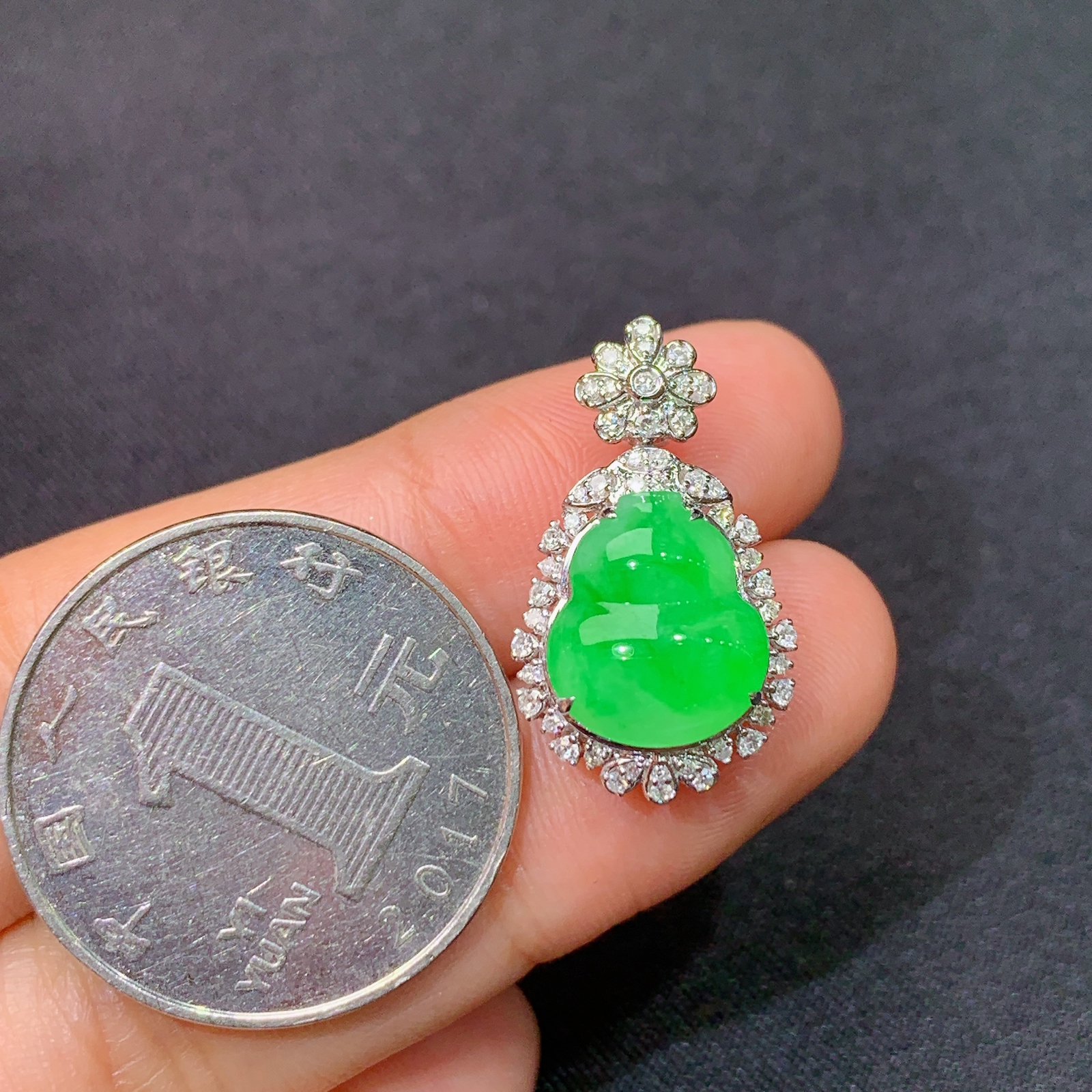 冰阳绿葫芦吊坠，18k金镶嵌，冰润色阳，玉质细腻，种水足，Ald 尺寸22.9*13.1*8.6