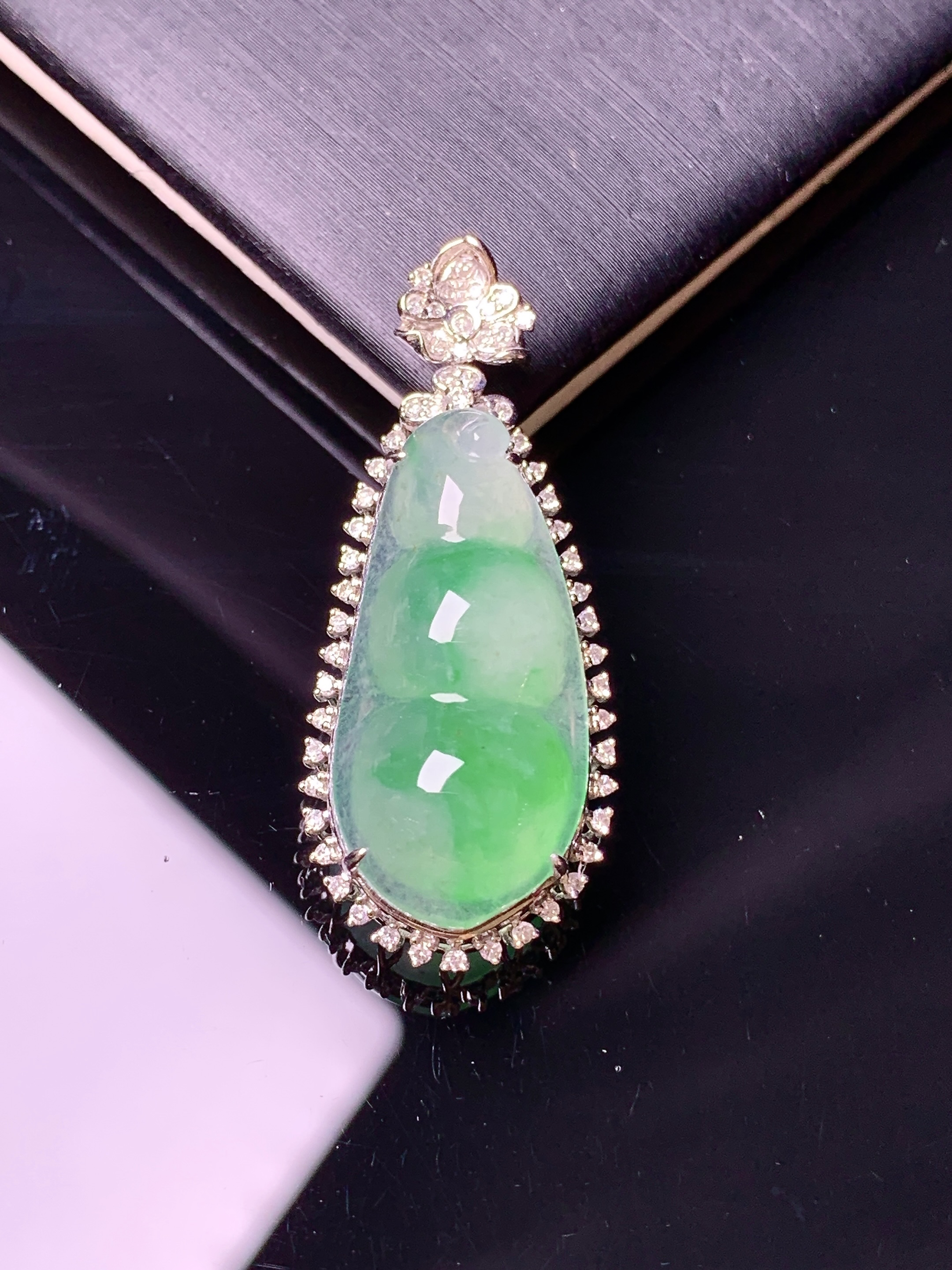 18k金钻镶嵌飘绿四季豆吊坠 玉质细腻 色泽艳丽清新 水润亮眼 整体尺寸35*14.5*9.5f2