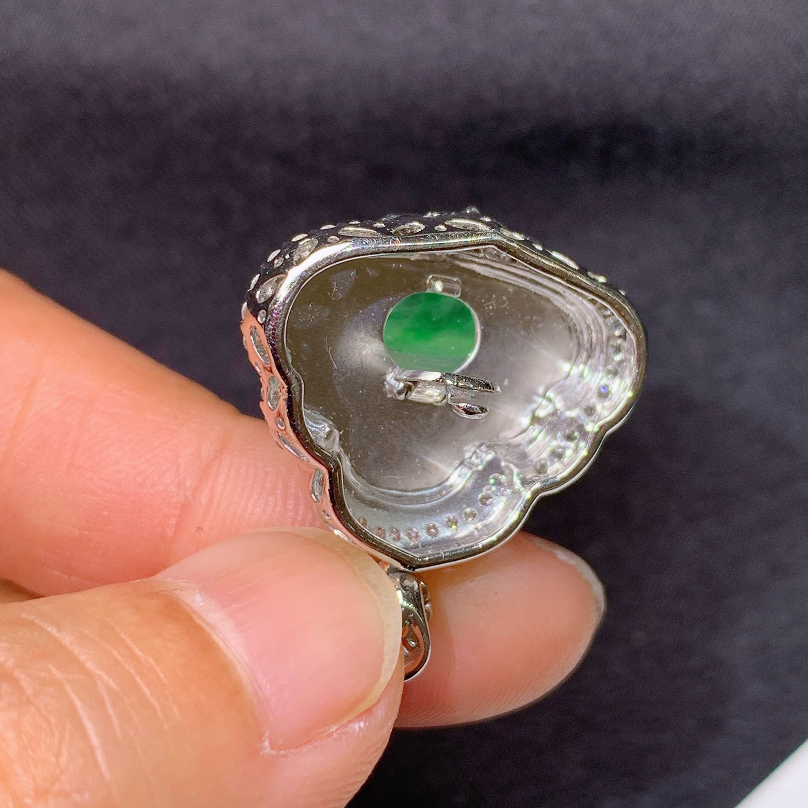 冰飘绿笑佛吊坠，18k金镶嵌，冰润色阳，品相好，种水足，Tl 尺寸25.2*21.8*8.8