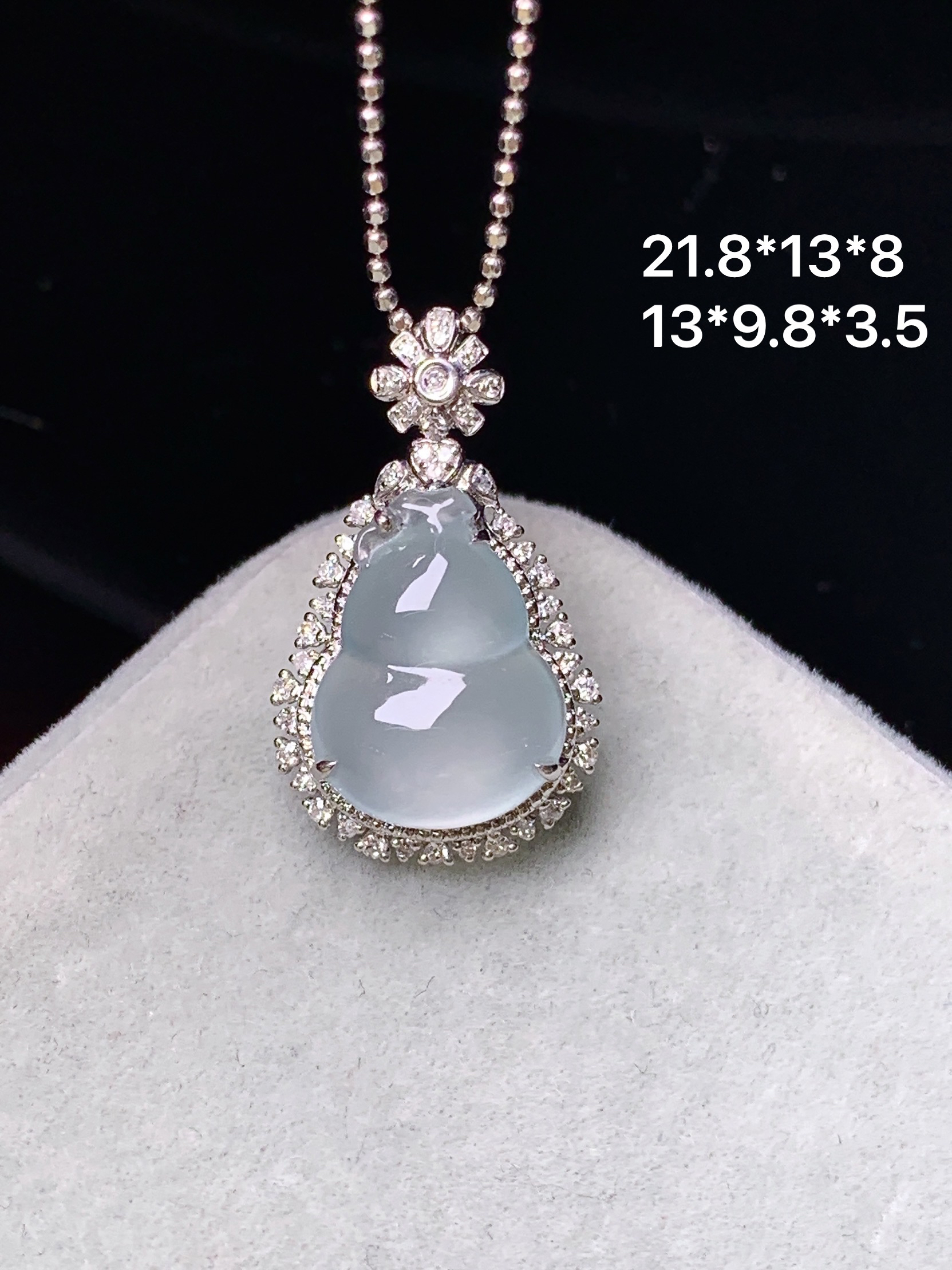 18k金钻镶嵌冰种葫芦吊坠 玉质细腻 色泽艳丽清新 水润亮眼 整体尺寸21.8*13*8c2