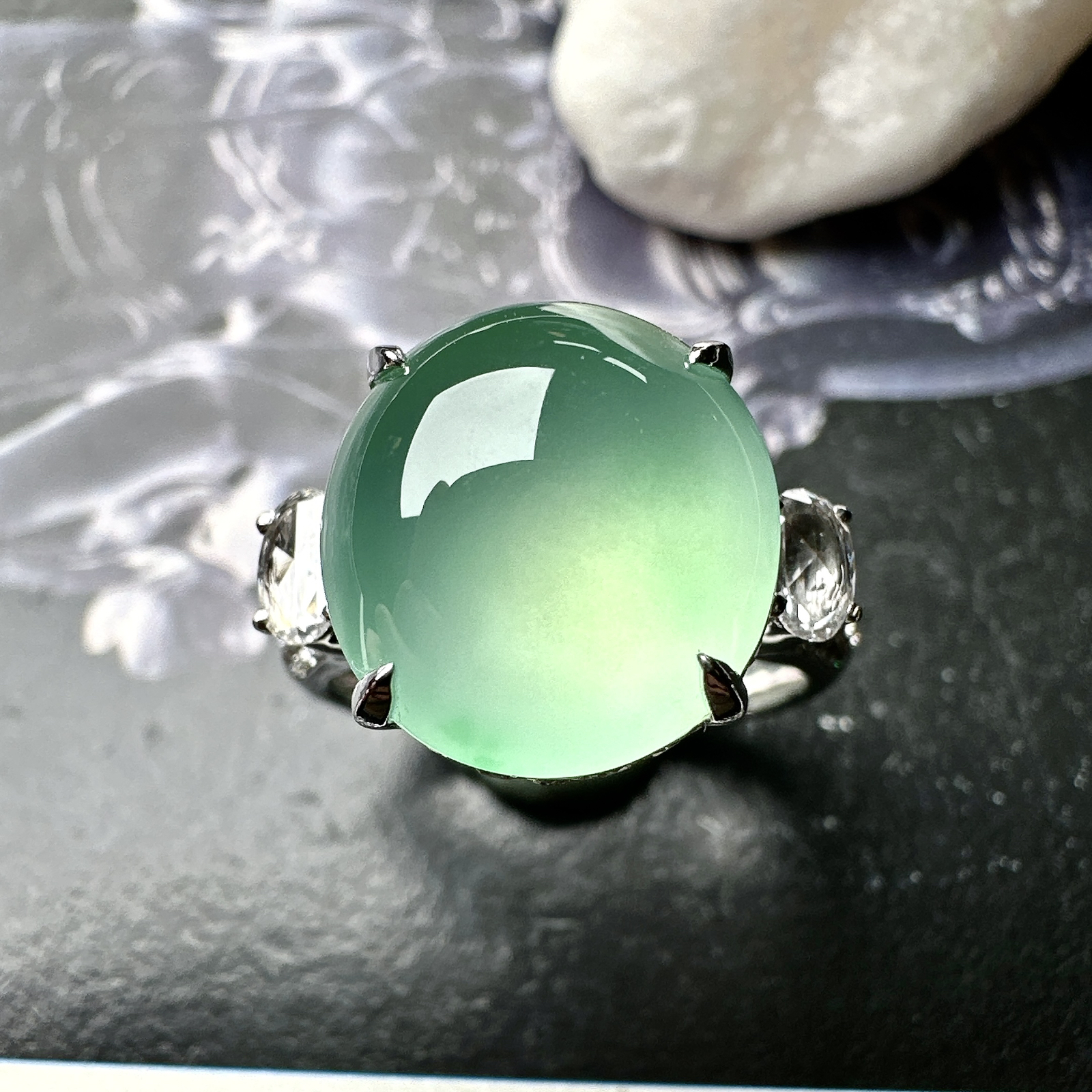 【冰种淡绿蛋面戒指】种水色俱全，冰透闪亮，通透感饱满度很好，18k金钻镶嵌，裸石尺寸13*12.1*6.2毫米，圈口可改