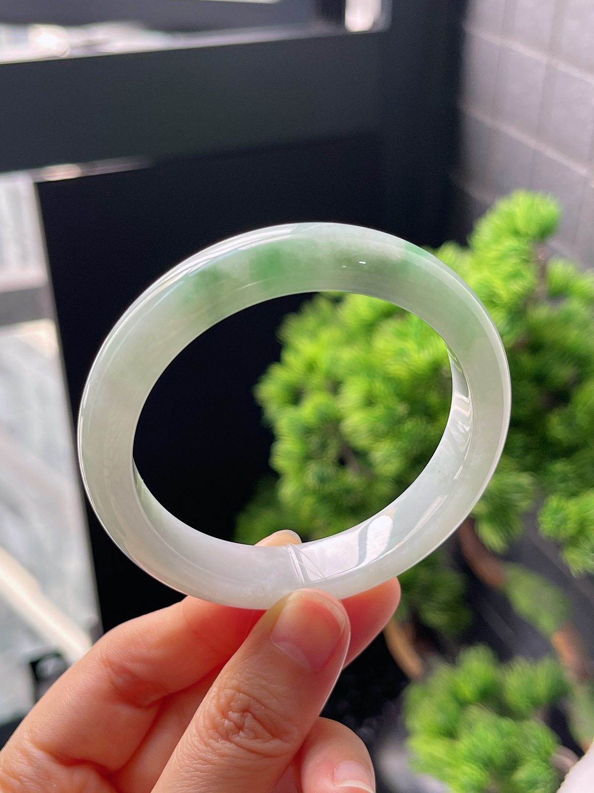 正圈54圈口，翡翠冰糯种飘绿手镯