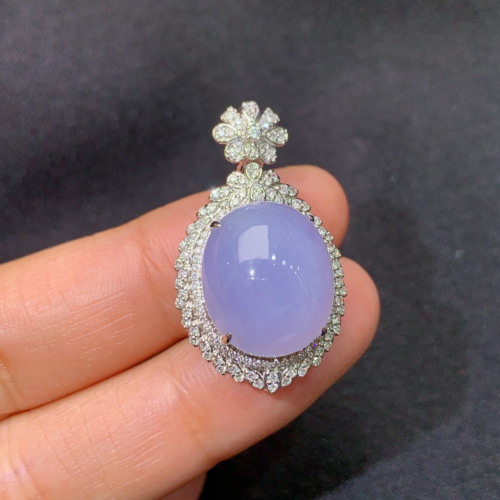 冰紫罗兰蛋面吊坠，18k金镶嵌，温润细腻，颜色鲜艳，Kf 尺寸29.3*17.3*13.3