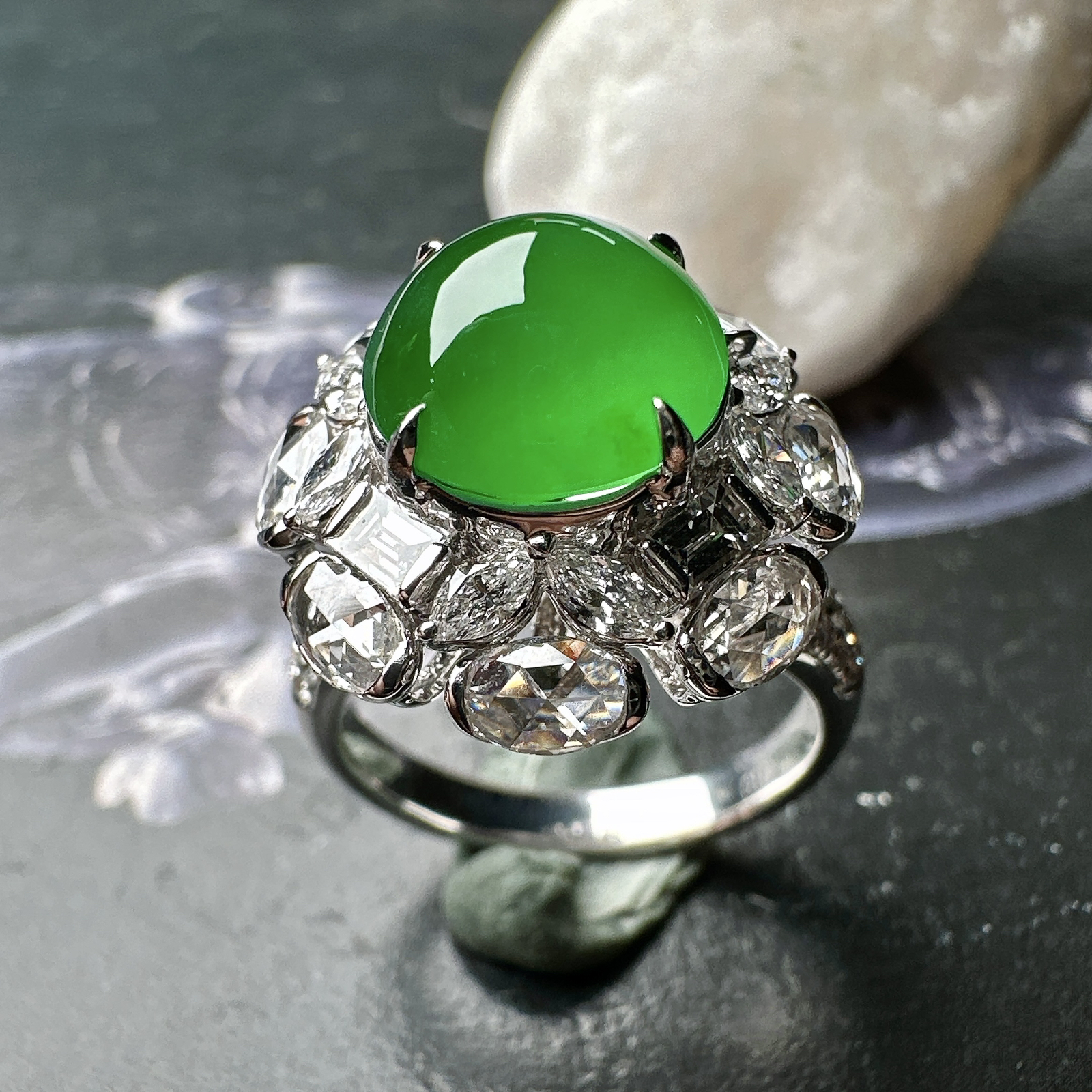 【冰种满绿蛋面戒指】质地均匀细腻，冰润起光，胶感强烈，颜色娇艳，18K金钻精美镶嵌，裸石尺寸9.8*6毫米