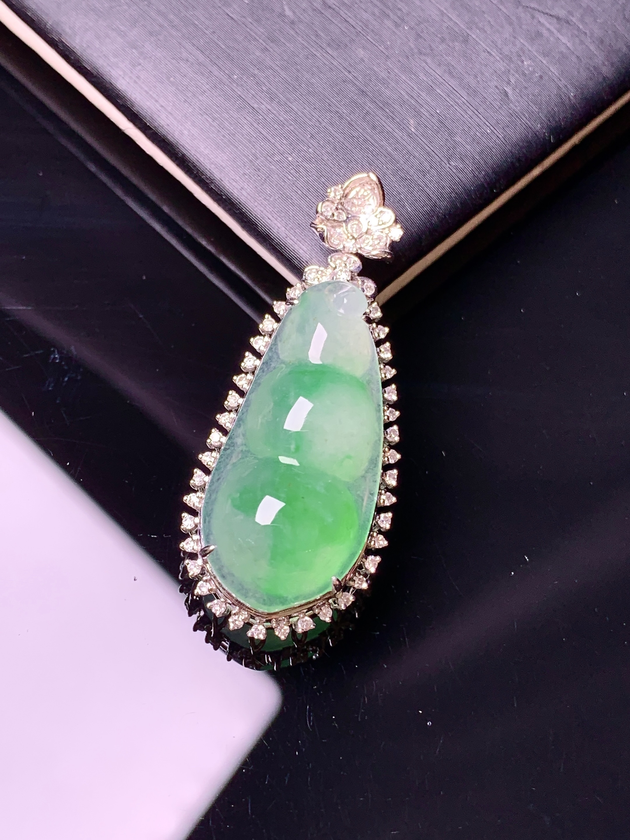 18k金钻镶嵌飘绿四季豆吊坠 玉质细腻 色泽艳丽清新 水润亮眼 整体尺寸35*14.5*9.5f2