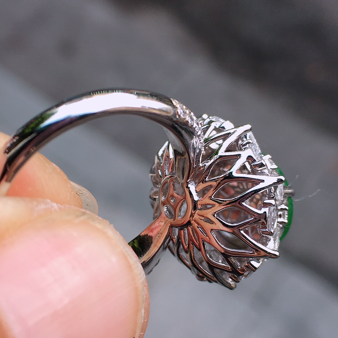 阳绿蛋面戒指，色泽均匀艳丽，玉质细腻，荧光感超
强，饱满圆润，尽显优雅气质，18k
金豪华镶嵌