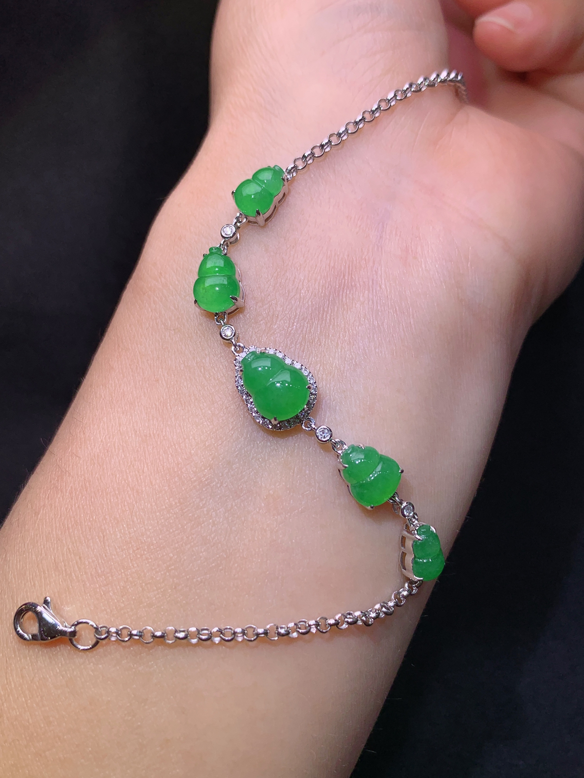 冰阳绿葫芦手链，18k金镶嵌，款式新颖，冰润色阳，种水足，h1 尺寸8.7*6.3*2.8