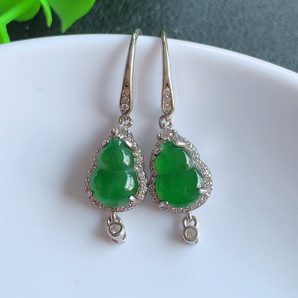 冰透满绿翡翠925银镶嵌葫芦耳钉，自然光实拍，翠色灵动，颜色漂亮，种老水足，品相佳，佩戴佳品！W48