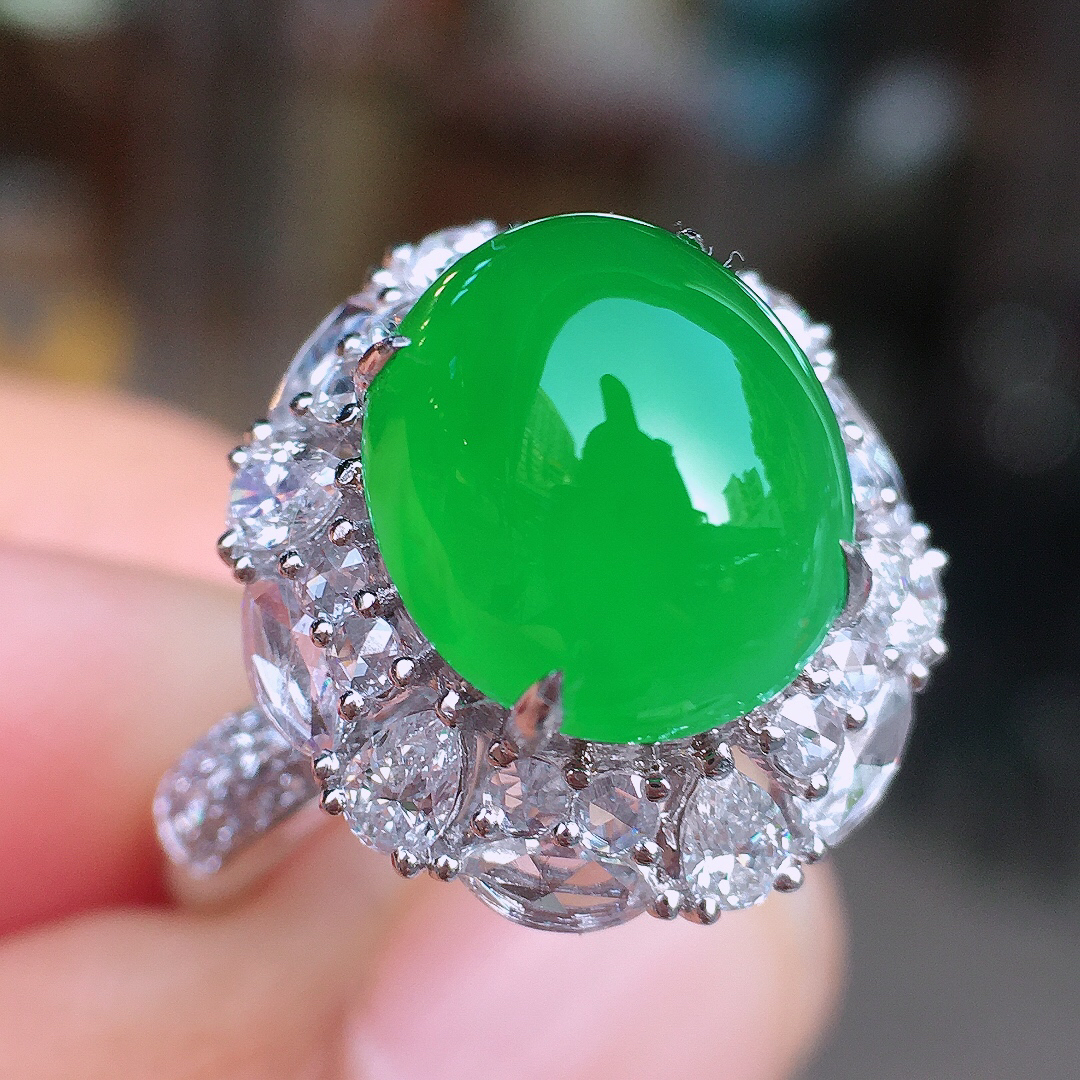 阳绿蛋面戒指，色泽均匀艳丽，玉质细腻，荧光感超
强，饱满圆润，尽显优雅气质，18k
金豪华镶嵌