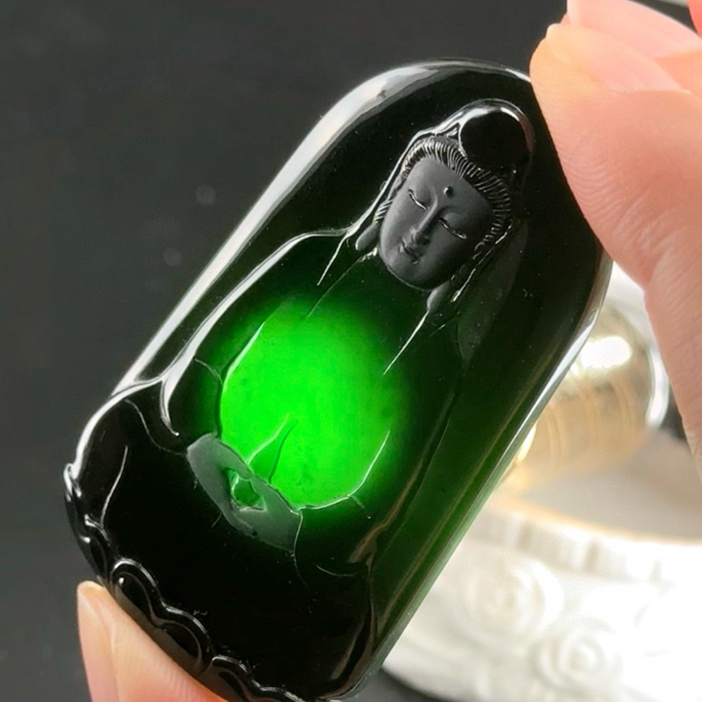 精品墨翠素衣观音 种好色正 黑度极好 打灯通透 油性十足