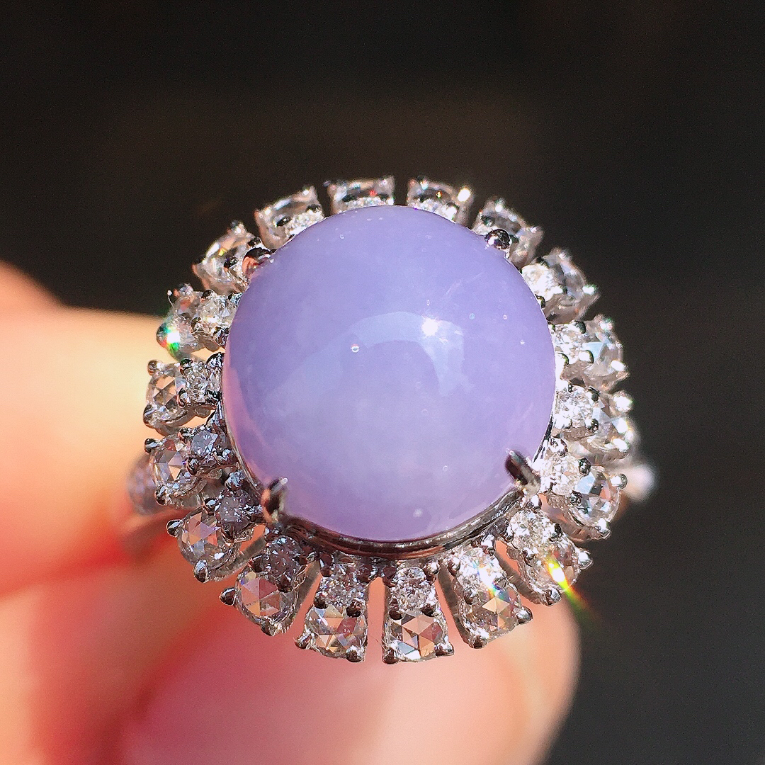 紫罗兰蛋面戒指，色泽均匀艳丽，玉质细腻，荧光感超
强，饱满圆润，尽显优雅气质，18k
金豪华镶嵌