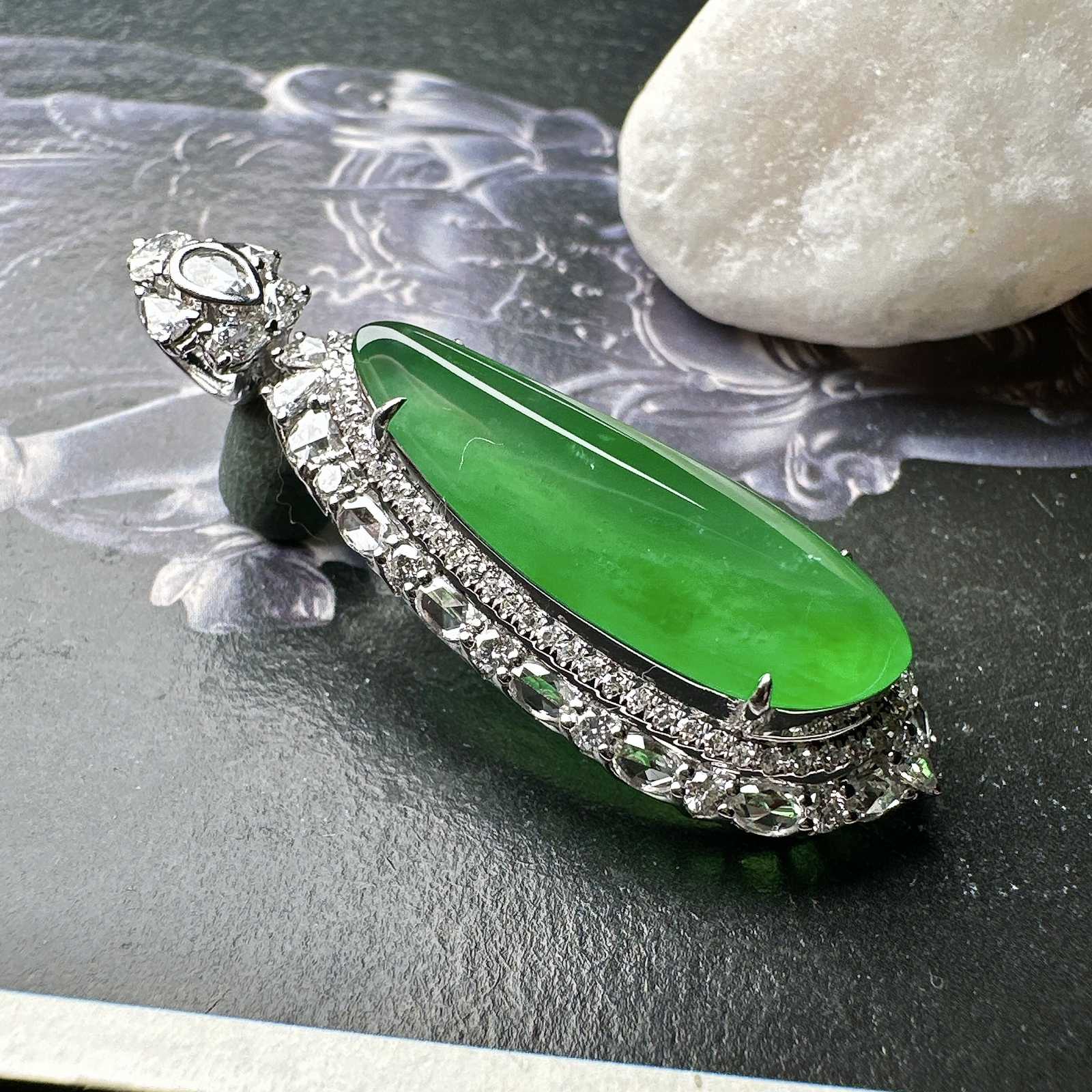 【冰种满绿福瓜吊坠】种水上乘，晶莹剔透，纯净通透，18k金钻精美镶嵌，裸石尺寸24.8*8.9*4.6毫米