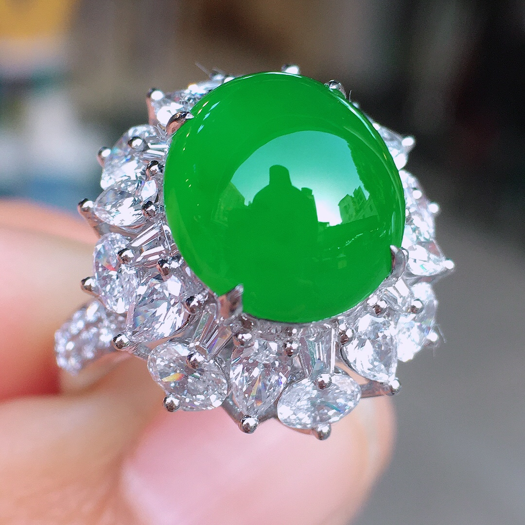 阳绿蛋面戒指，色泽均匀艳丽，玉质细腻，荧光感超
强，饱满圆润，尽显优雅气质，18k
金豪华镶嵌