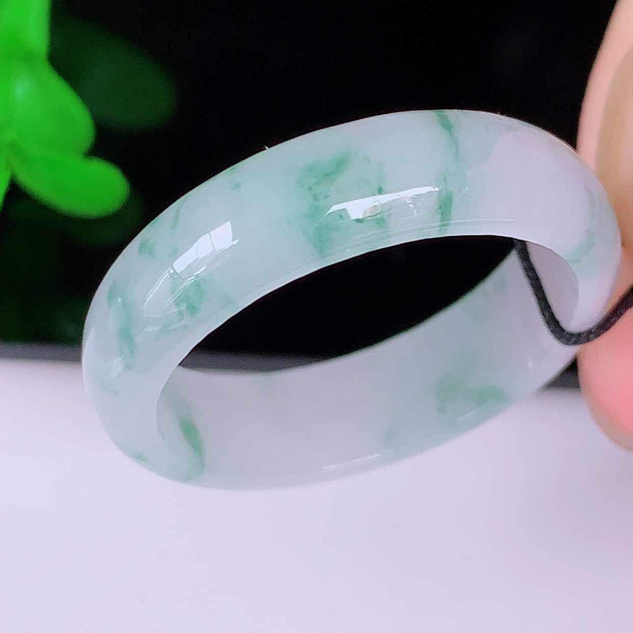 冰润飘绿22.8mm内径翡翠指环，玉戒指，玉质莹润，好精美好冰润的指环，29圈口，上手纤巧！#079