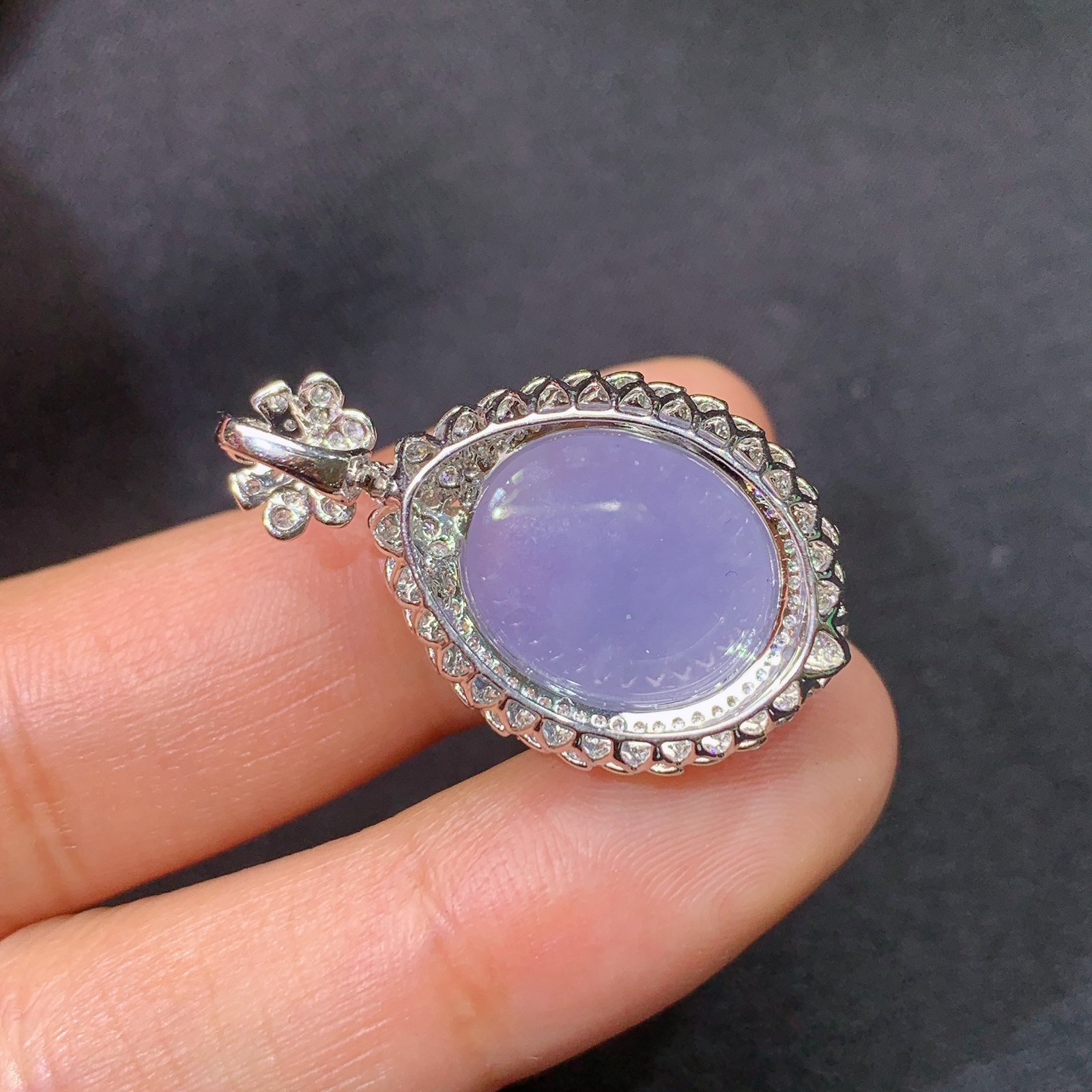 冰紫罗兰蛋面吊坠，18k金镶嵌，温润细腻，颜色鲜艳，Kf 尺寸29.3*17.3*13.3