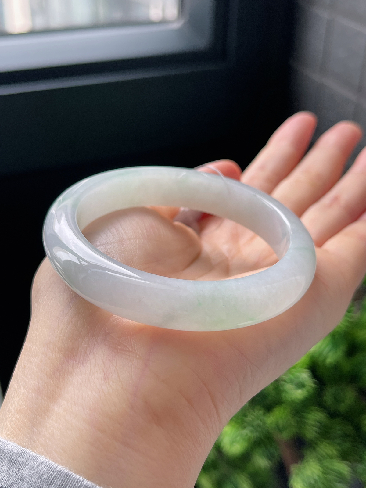 正圈53.5圈口，翡翠冰糯种浅绿色手镯