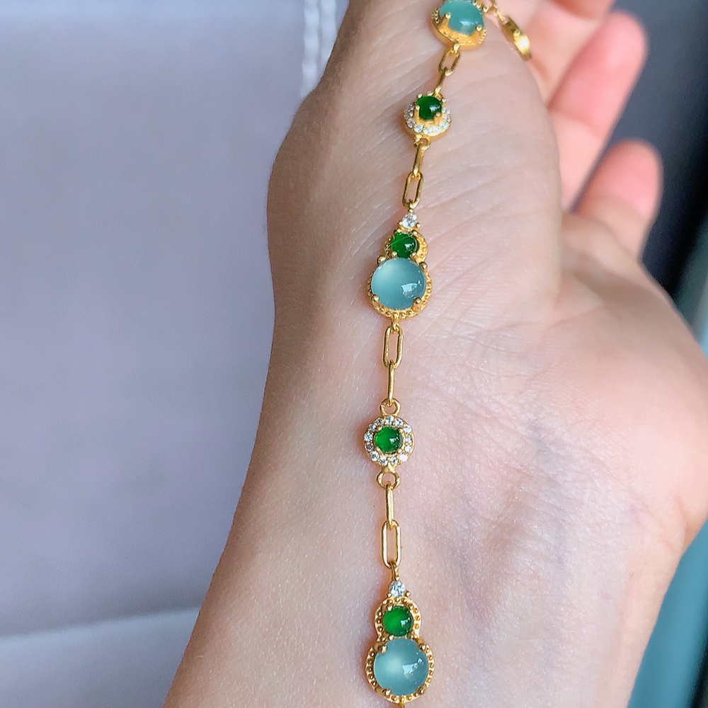 冰润翡翠蛋面手链，水水润润，珠圆玉润，颜色鲜艳，妙明清净，清秀高雅，佩戴效果优雅迷人！性价比超值 W