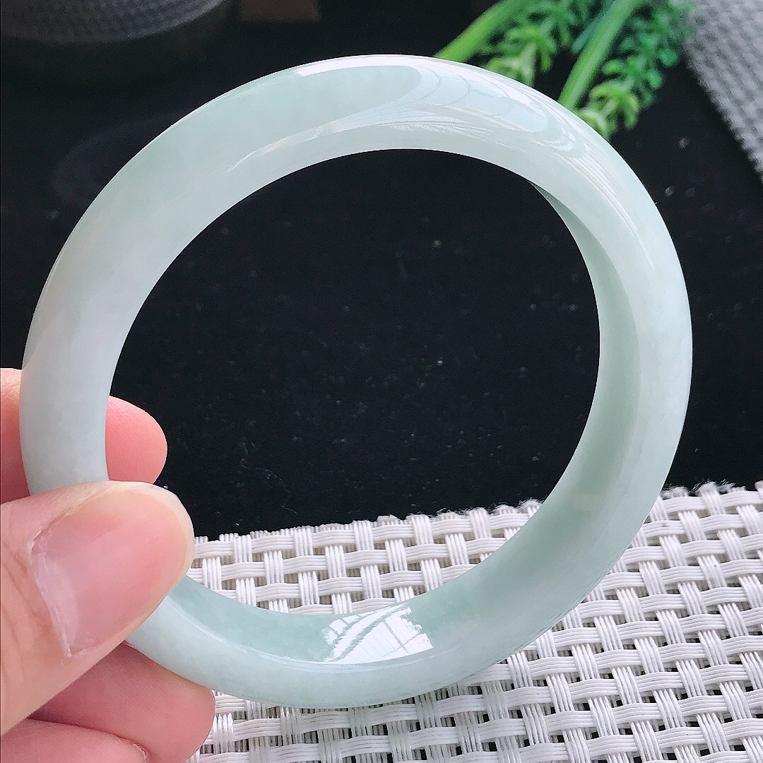 实拍天然翡翠60.5/12.8/8.5大圈口老坑秀气温润淡绿色手镯翡翠玉镯手环