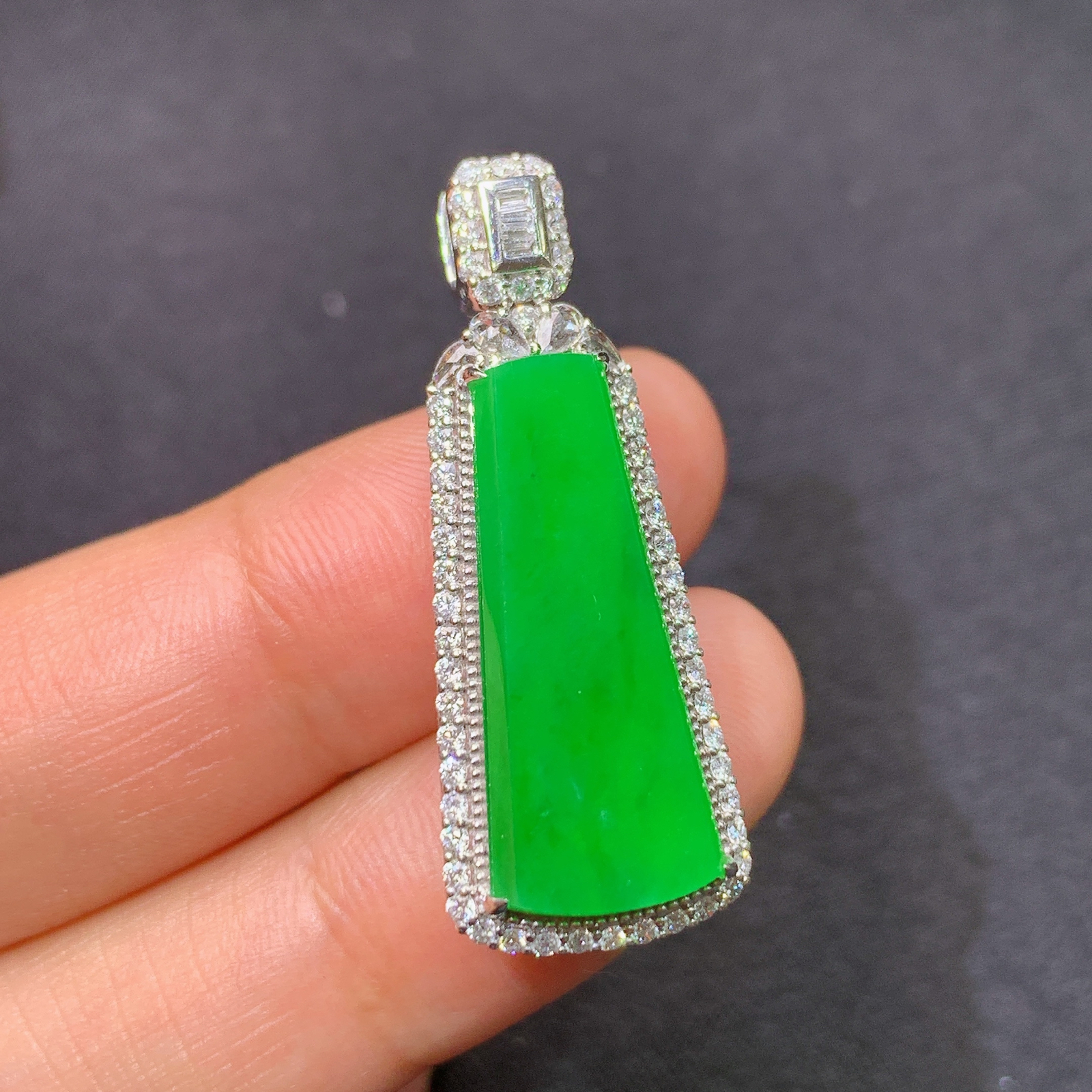 冰阳绿无事牌吊坠，18k金镶嵌，冰润色阳，种老水足，Ff 尺寸33.8*13*7.7