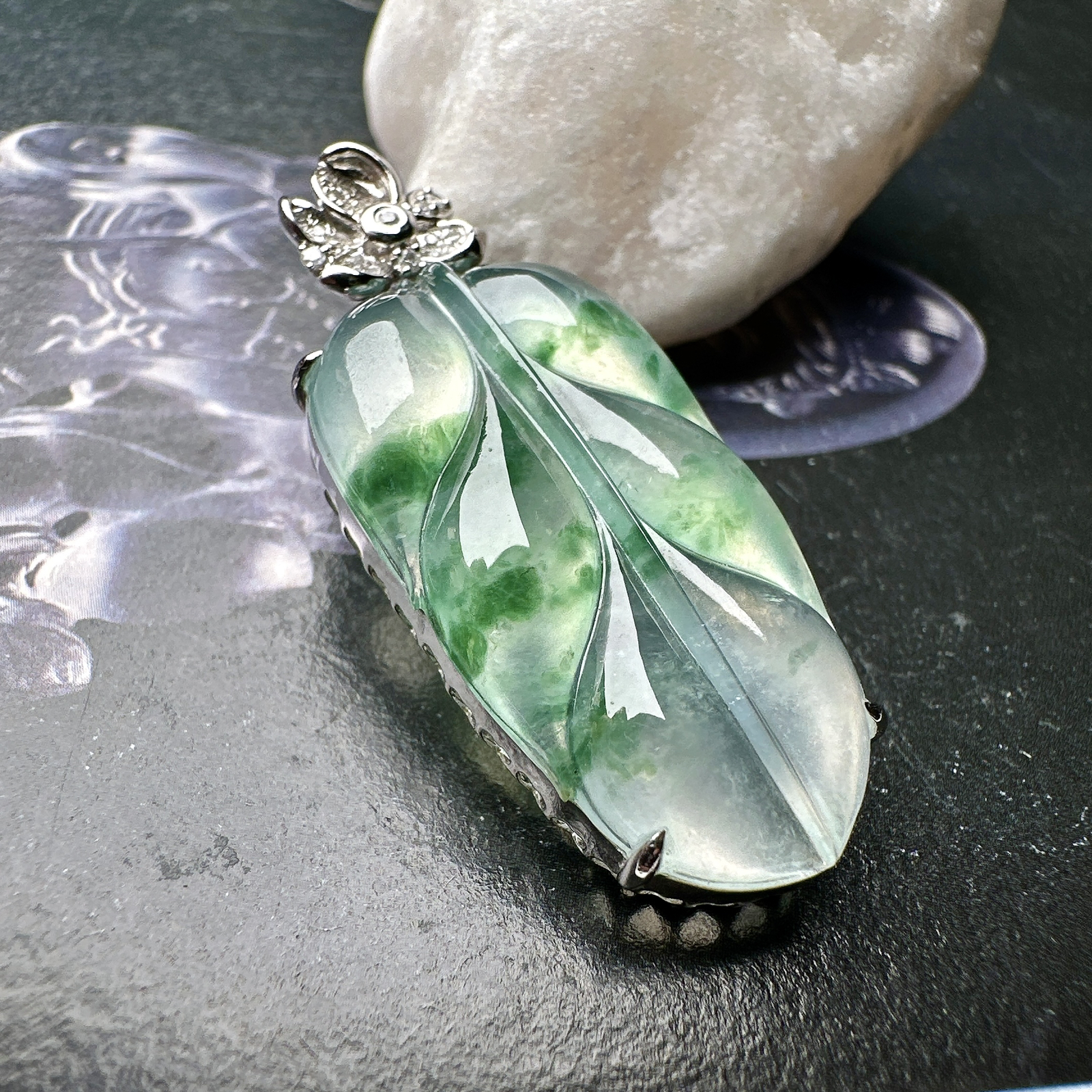 【冰种飘花叶子】金枝玉叶，质地细腻，冰润透亮，光泽出众，18k金钻镶嵌，裸石尺寸30.5*16.5*