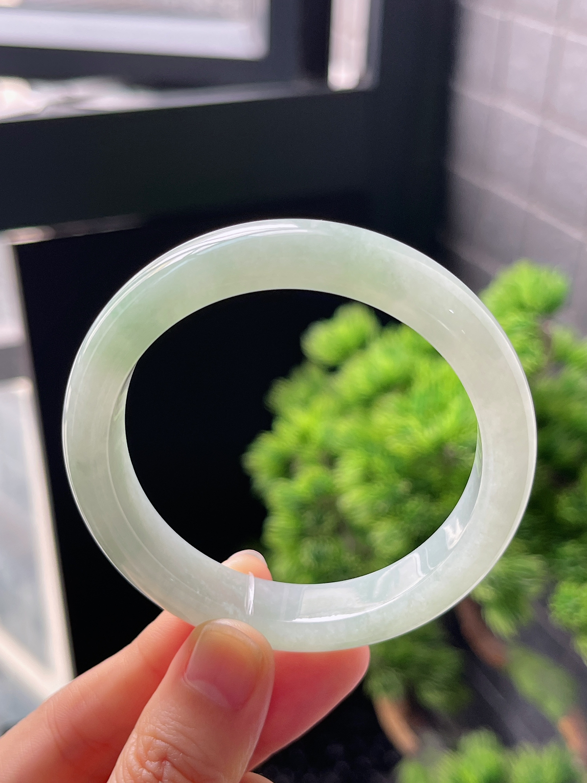 正圈54圈口，翡翠冰糯种淡绿色手镯