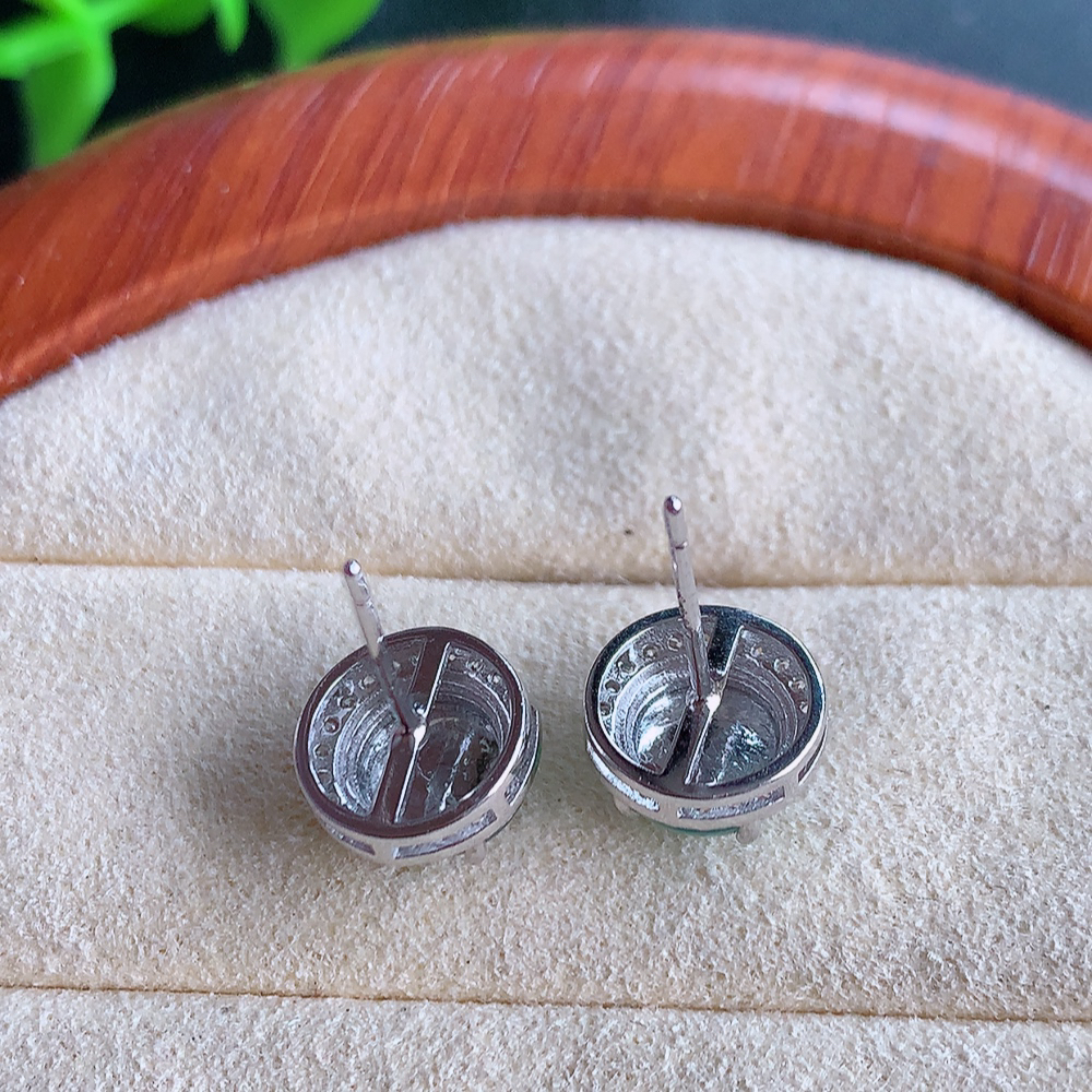 冰晴水翡翠925银镶嵌耳钉，自然光实拍，翠色灵动，颜色漂亮，种老水足，品相佳，佩戴佳品！W481.15  取一整体尺寸：9.5-6.3mm  裸石尺寸：7.3mm