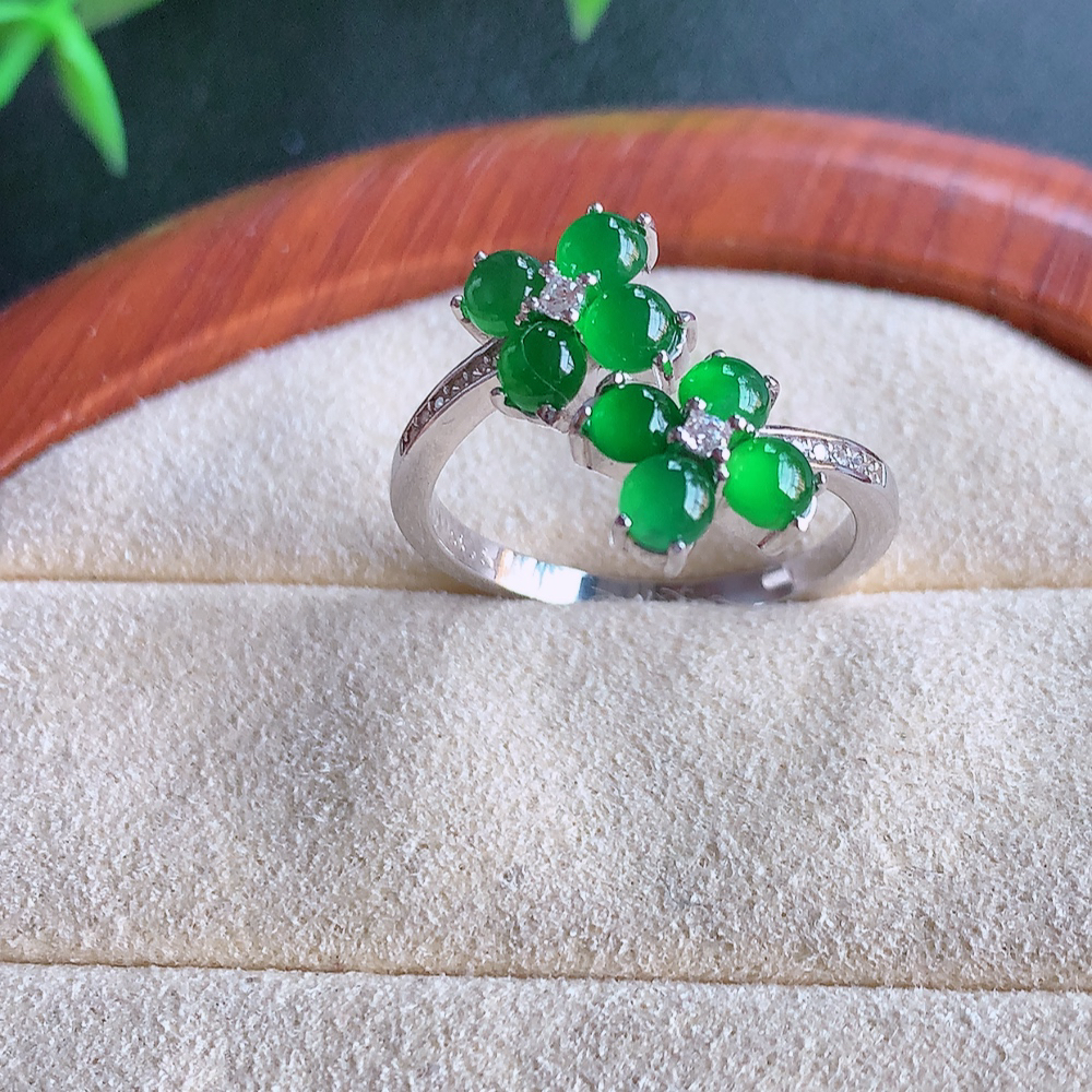 冰润满绿精美环形翡翠戒指  玉质细腻  冰清玉润  飘花灵动  颜色漂亮  W815.15   内径尺寸：18-15-3.8mm  裸石尺寸：3mm