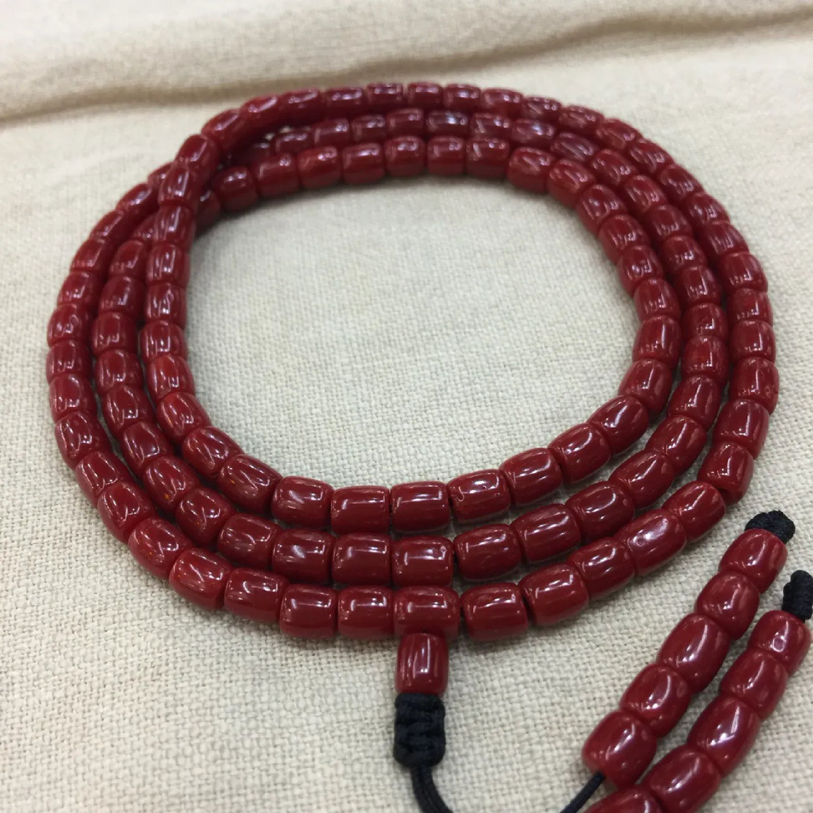 【赤血牛血6mm桶珠红珊瑚108佛珠串】传承精品！科西卡材料，西班牙产地。赤血牛血红颜色，黑红黑红的,整条无纹裂有虫眼。珠子直径5.95-5.2mm左右！108粒加佛头弟子珠共120粒，可作念佛珠串，每料珠子均为天然珊瑚，珊瑚自古就为佛教珍宝，大师，高僧的喜爱之物！可加持，可守护！深海千年有机宝石，重量为36.82克！