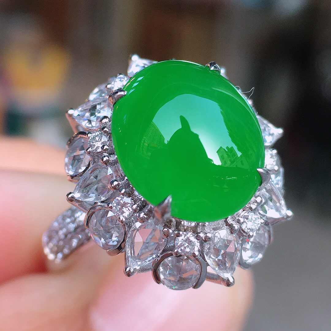 阳绿蛋面戒指，色泽均匀艳丽，玉质细腻，荧光感超
强，饱满圆润，尽显优雅气质，18k
金豪华镶嵌