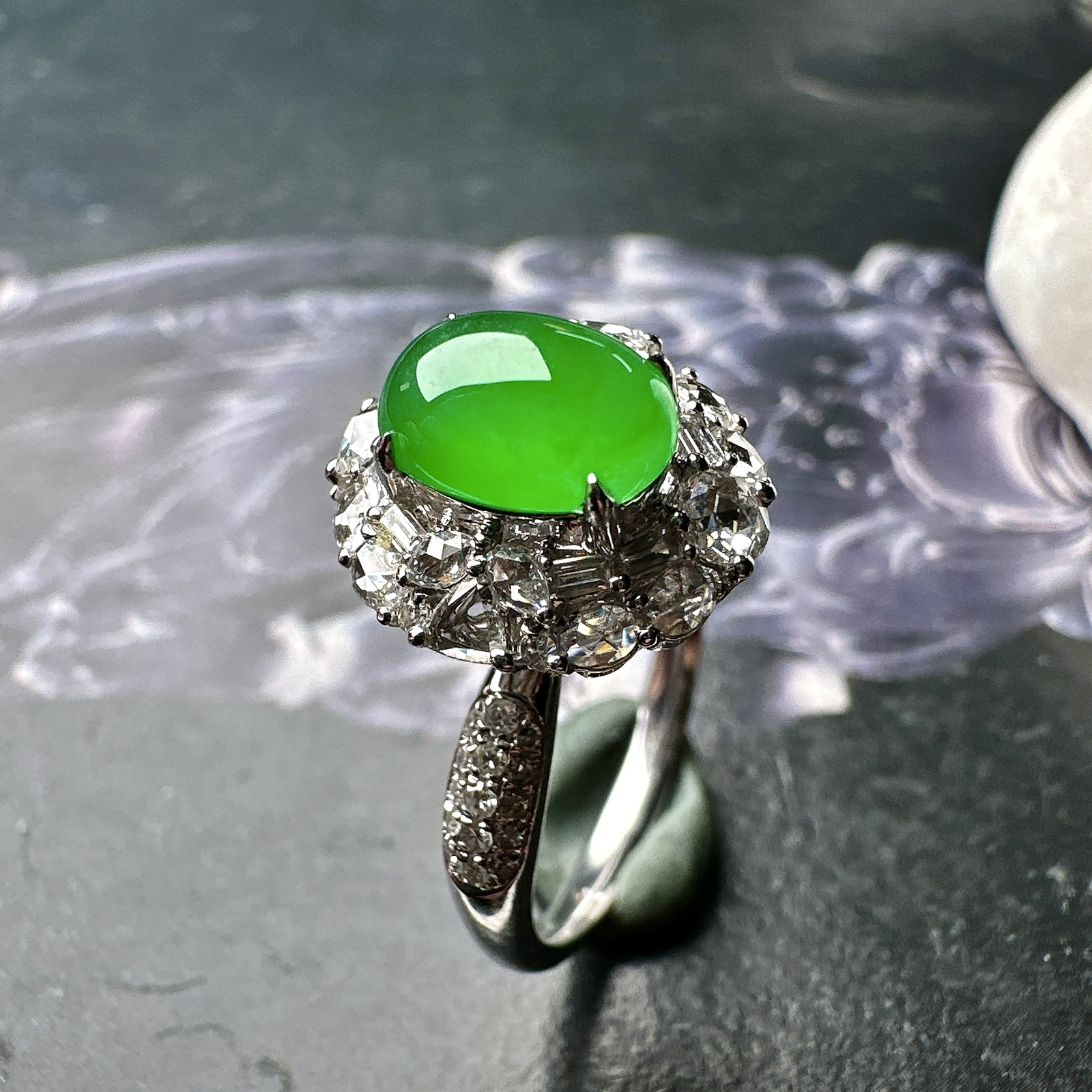 【冰种满绿蛋面戒指】质地均匀细腻，冰润起光，胶感强烈，颜色娇艳，18K金钻精美镶嵌，裸石尺寸8*5.