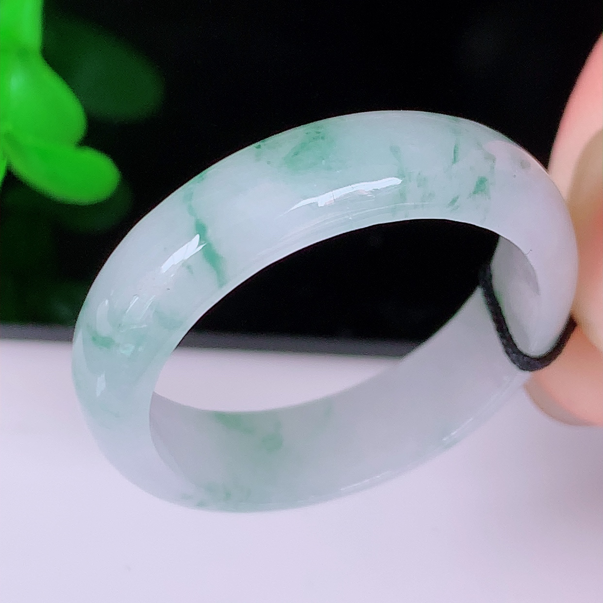 冰润飘绿22.8mm内径翡翠指环，玉戒指，玉质莹润，好精美好冰润的指环，29圈口，上手纤巧！#079.4尺寸22.8-6.5-3.3mm