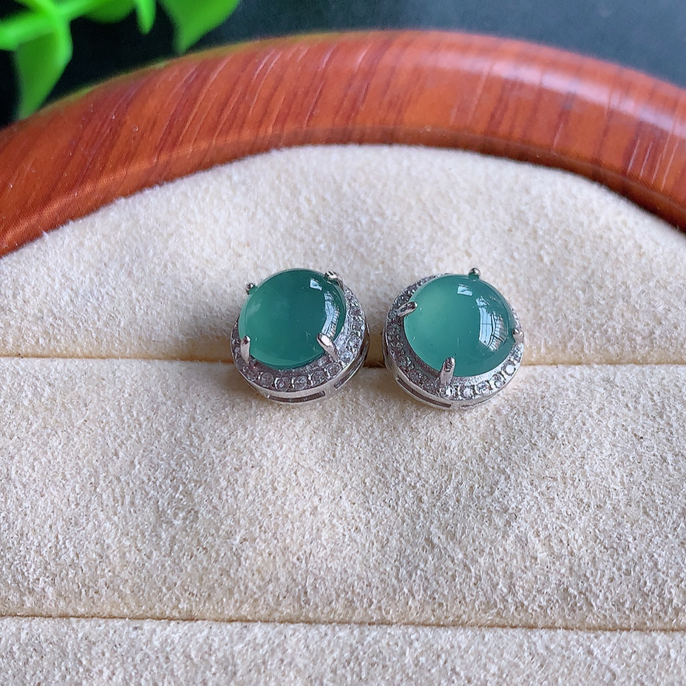 冰晴水翡翠925银镶嵌耳钉，自然光实拍，翠色灵动，颜色漂亮，种老水足，品相佳，佩戴佳品！W481.1