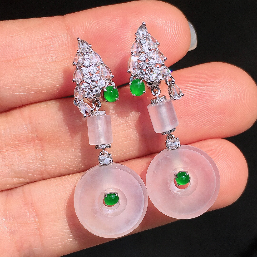 冰种平安扣耳坠，玉质细腻，荧光感超
强，饱满圆润，尽显优雅气质，18k
金豪华镶嵌