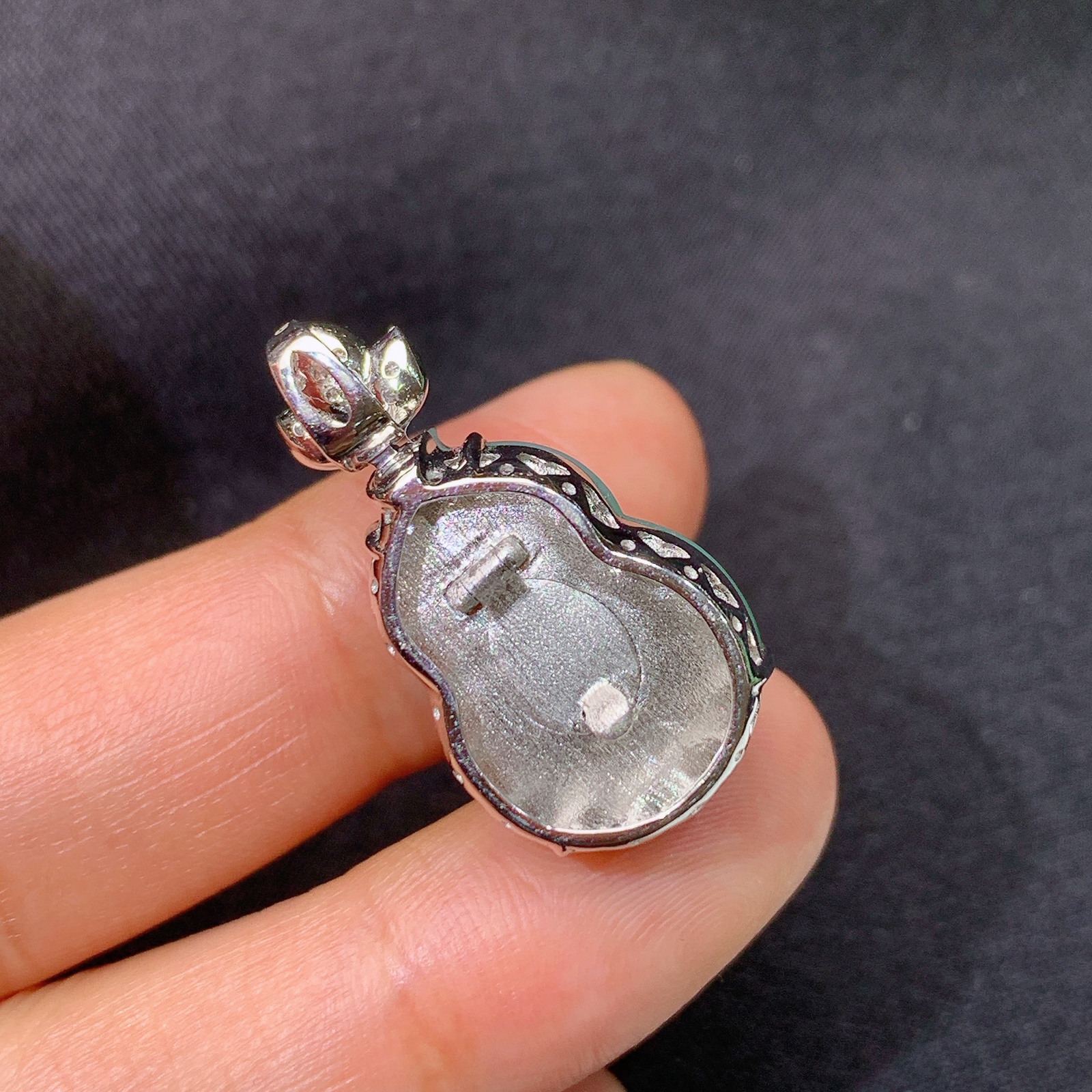 冰阳绿葫芦吊坠，18k金镶嵌，冰润色阳，玉质细腻，种水足，Xj 尺寸27.2*14.1*12.3