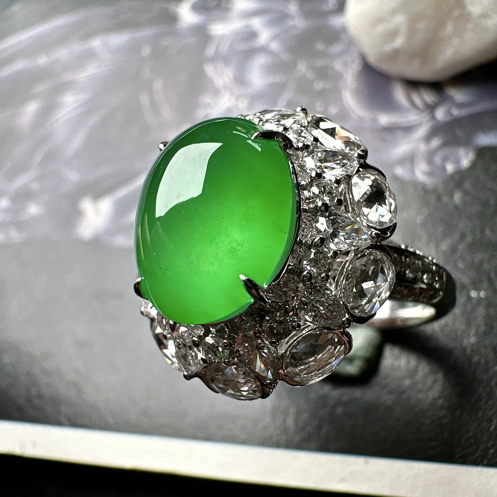 【冰种满绿蛋面戒指】多带款，质地均匀细腻，冰润起光，胶感强烈，颜色娇艳，18K金钻精美镶嵌，裸石尺寸12*9.7*5.6毫米