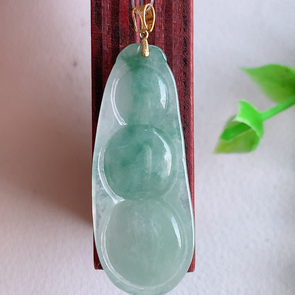 18k金扣冰润飘花福豆翡翠挂件，老种飘花  冰清玉洁  胶感十足  寓意“四季平安，福气满满”颜色鲜艳，清新自然，饱满通透   W49.15  尺寸：34-13.5-5.6mm