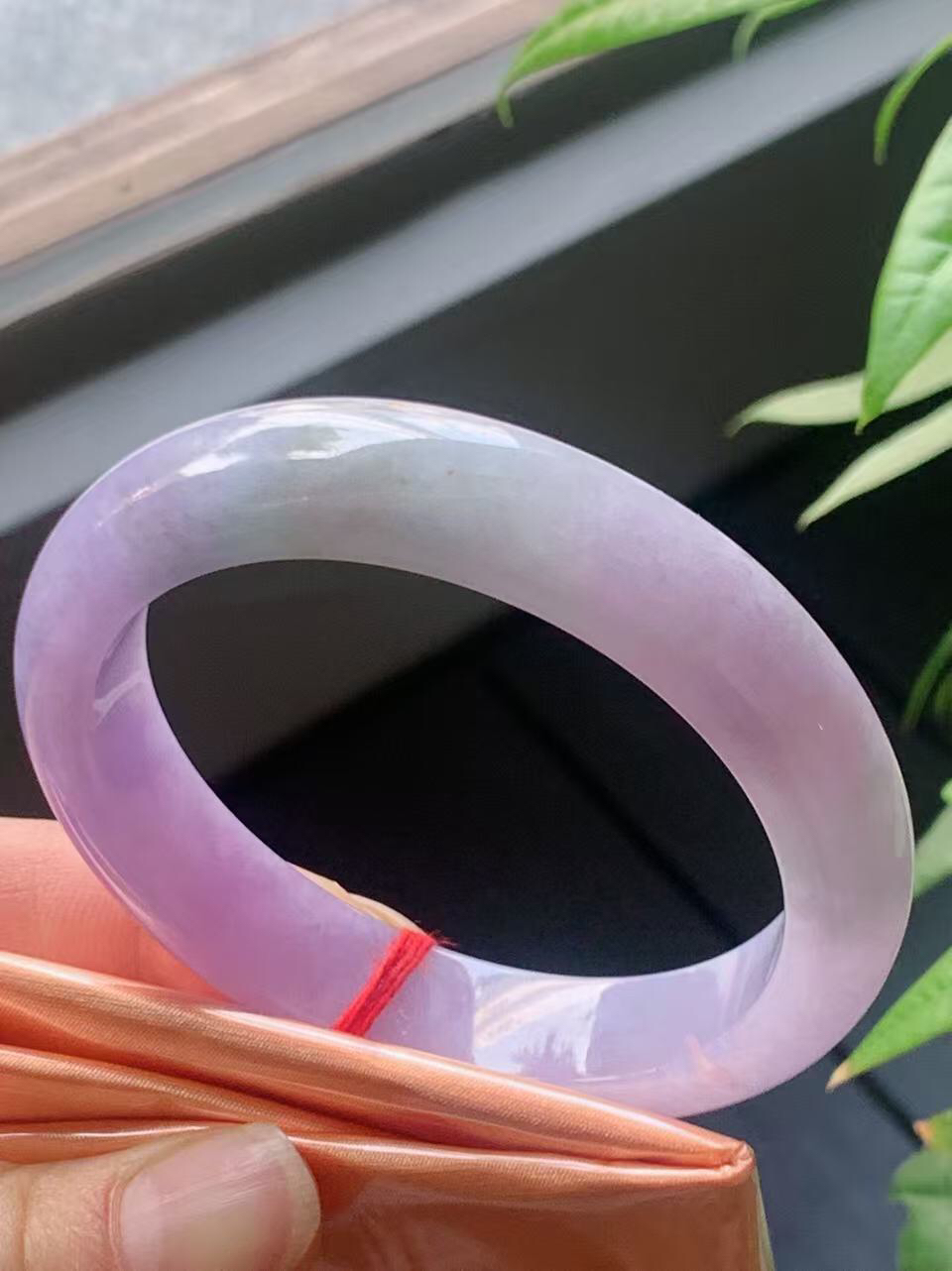 【翡翠名称】老坑种紫罗兰54正圈口手镯
【翡翠尺寸】54/12/8.4mm适合53-55正圈口佩戴
【翡翠描述】宝贝种老水足，玉质细腻，色泽靓丽，性价比高，佩戴效果好！
【其它赠送】权威证书/精美挂绳盒子/支持全国复检