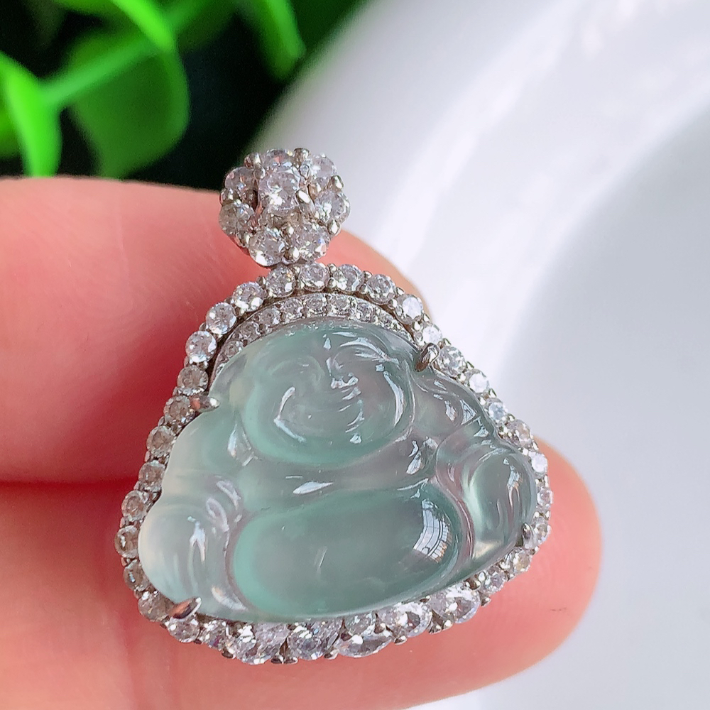 冰润佛公挂件 玉质细腻  精雕弥勒佛，笑佛福耳垂肩，面相喜庆，开怀大笑，憨态可掬。惟妙惟肖，寓意福禄