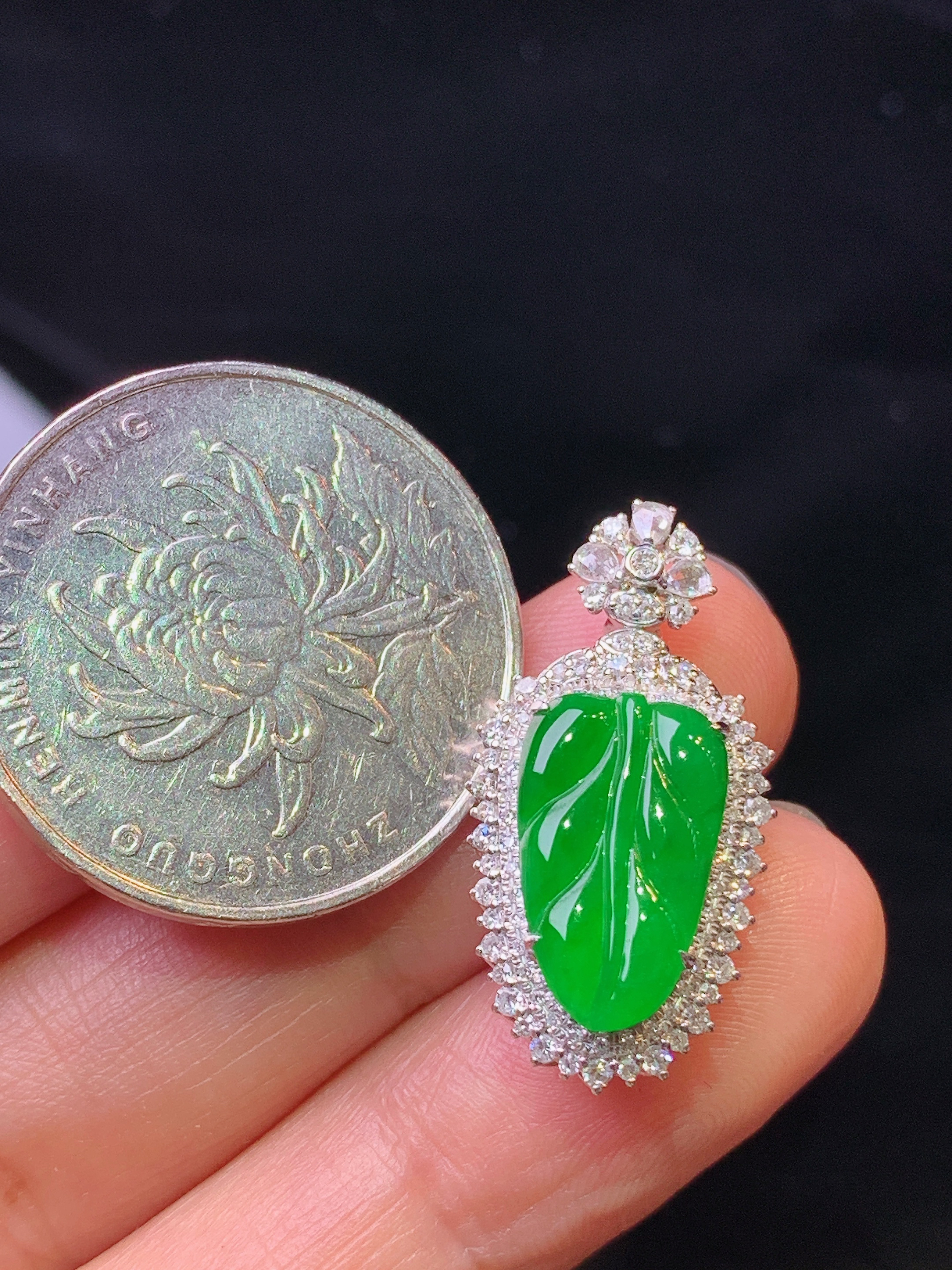 18k金钻镶嵌满绿树叶吊坠 玉质细腻 色泽艳丽清新 水润亮眼 整体尺寸26*13.2*7.3f2