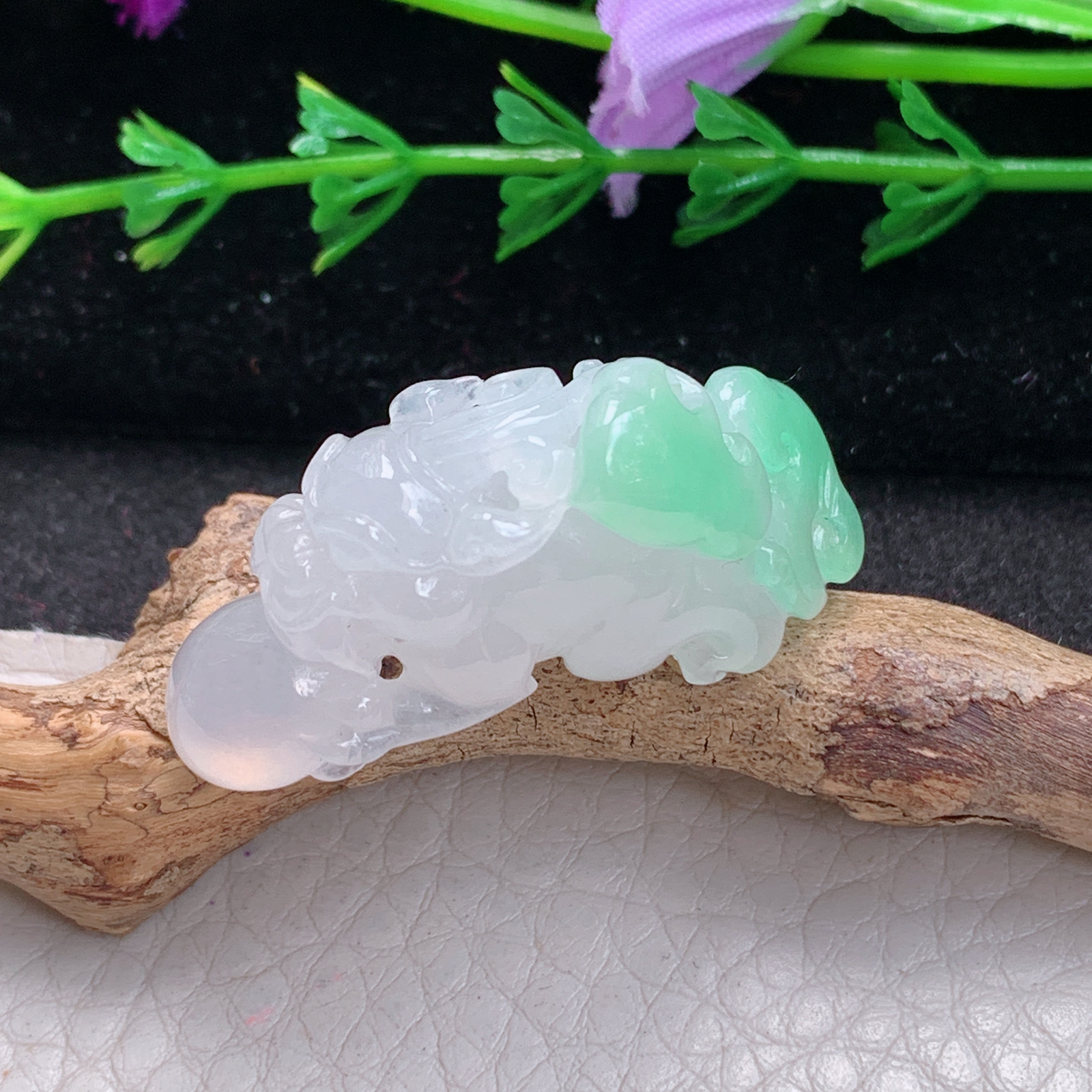 lz实拍36.2*12*18缅甸天然翡翠a货精雕冰种飘绿立体貔貅玉项坠 玉挂件