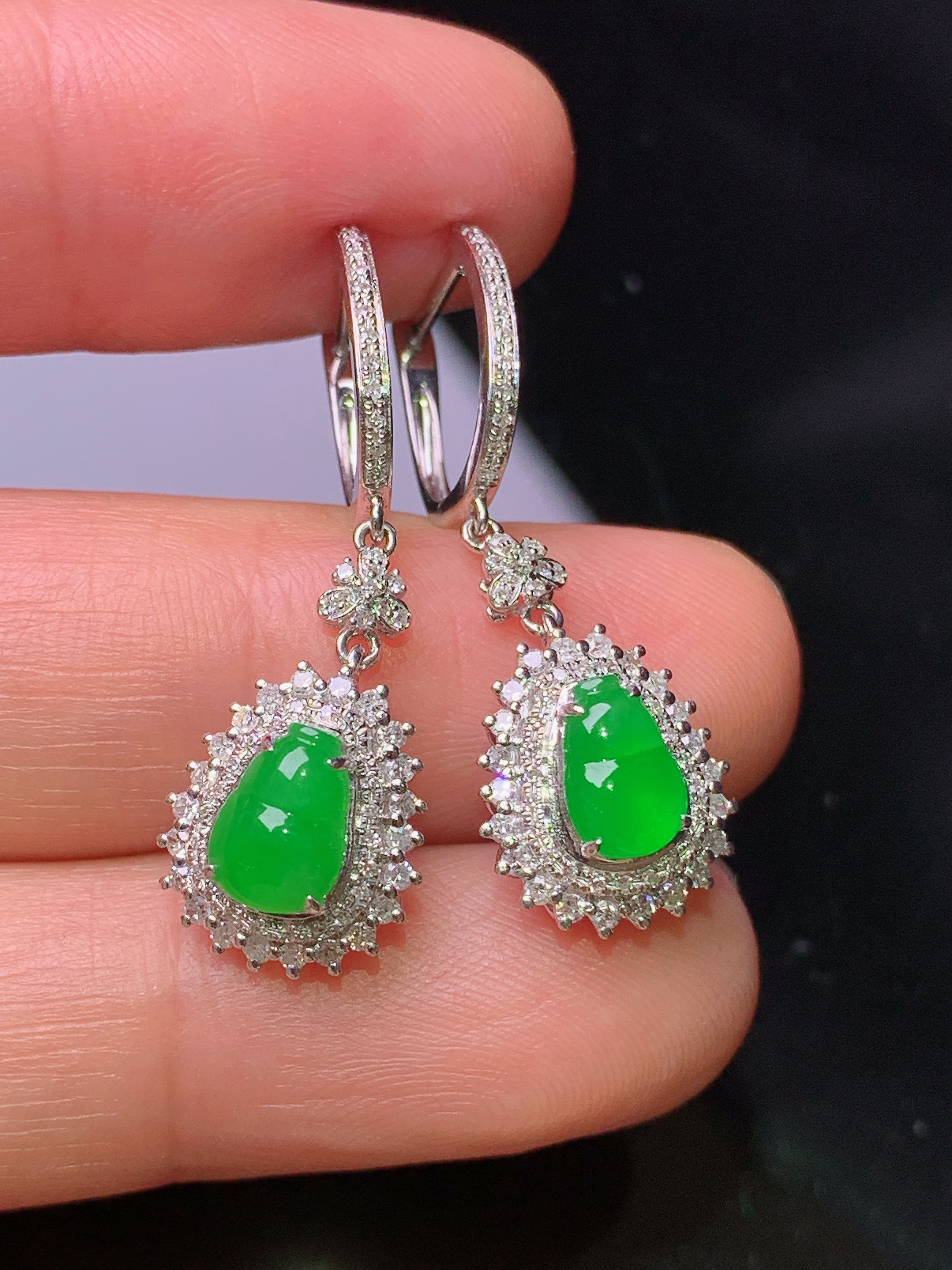 18k金钻镶嵌满绿葫芦耳坠 玉质细腻 色泽艳丽清新 水润亮眼 整体尺寸28.5*10.5*7.2c2