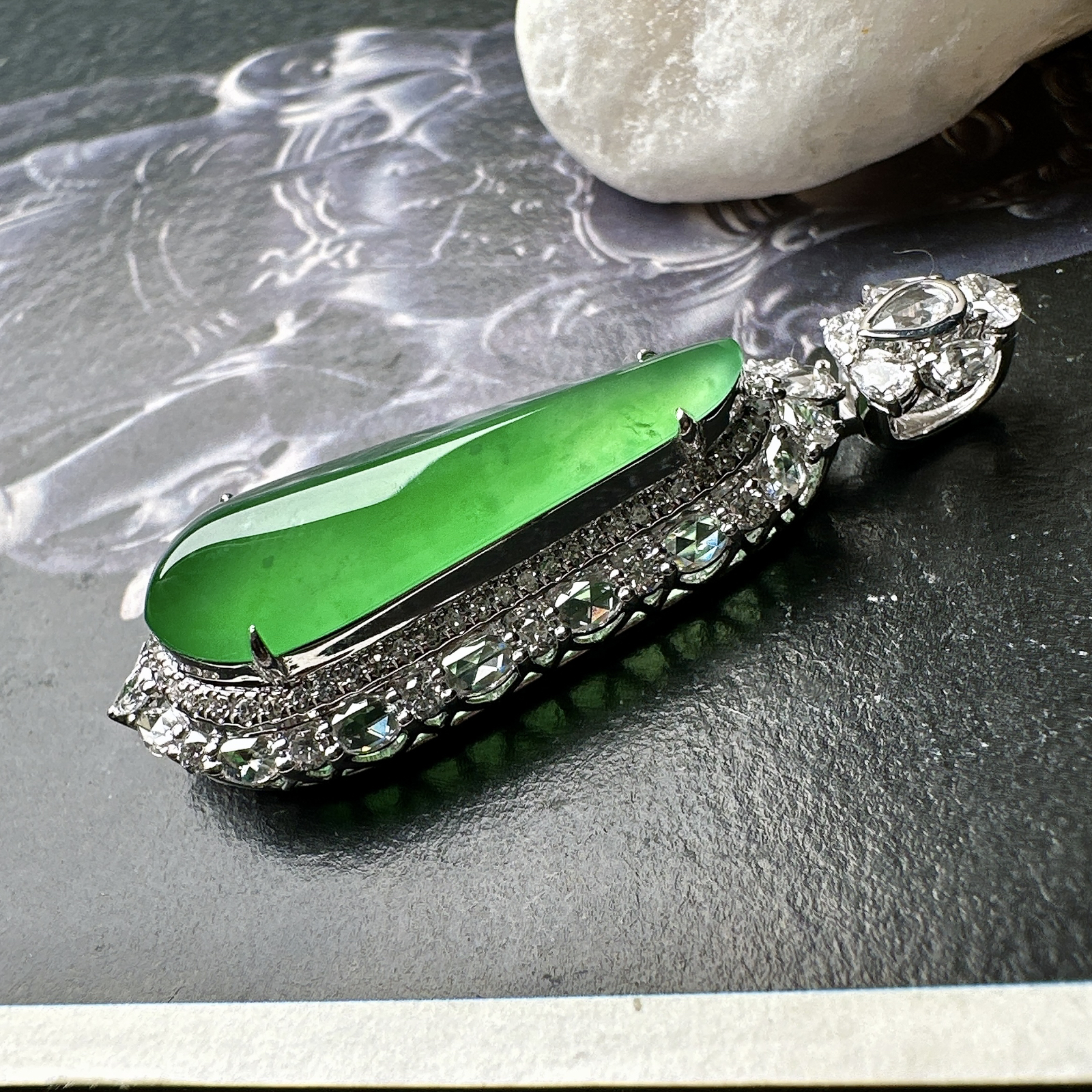 【冰种满绿福瓜吊坠】种水上乘，晶莹剔透，纯净通透，18k金钻精美镶嵌，裸石尺寸24.8*8.9*4.6毫米