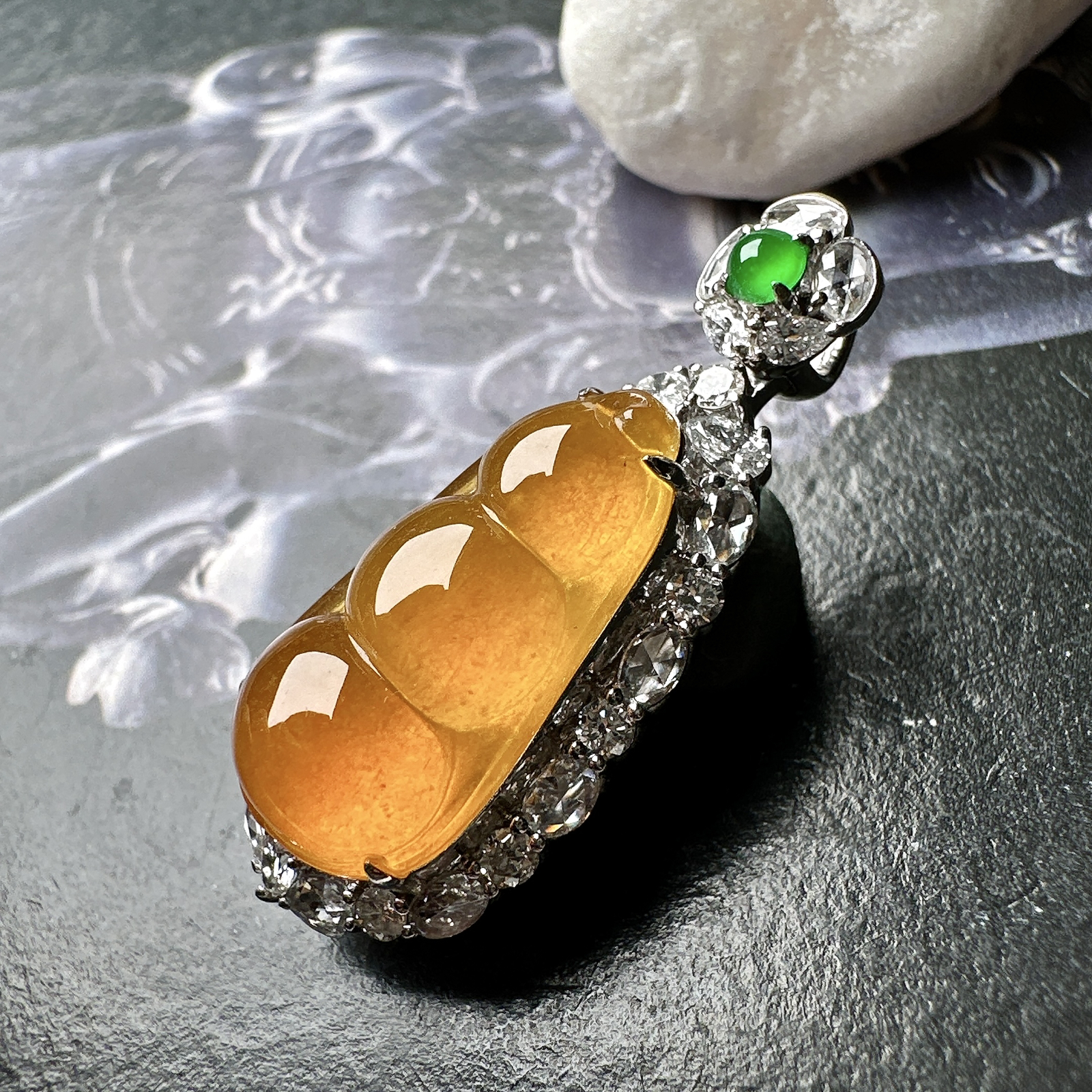 【冰种黄翡福豆吊坠】质地细腻，冰感十足，晶莹透亮，18K金钻镶嵌，裸石尺寸18.5*10*5.8毫米