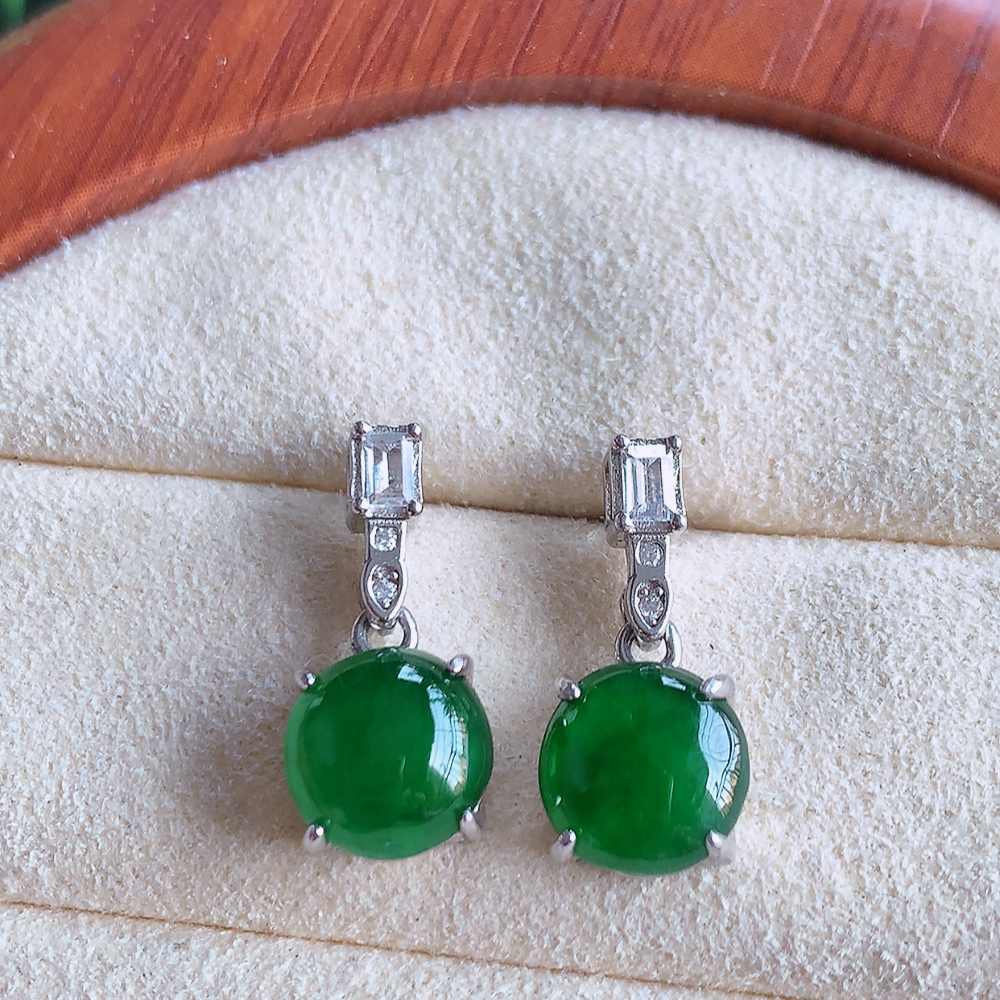 冰透满绿翡翠925银镶嵌耳钉，自然光实拍，翠色灵动，颜色漂亮，种老水足，品相佳，佩戴佳品！W481.