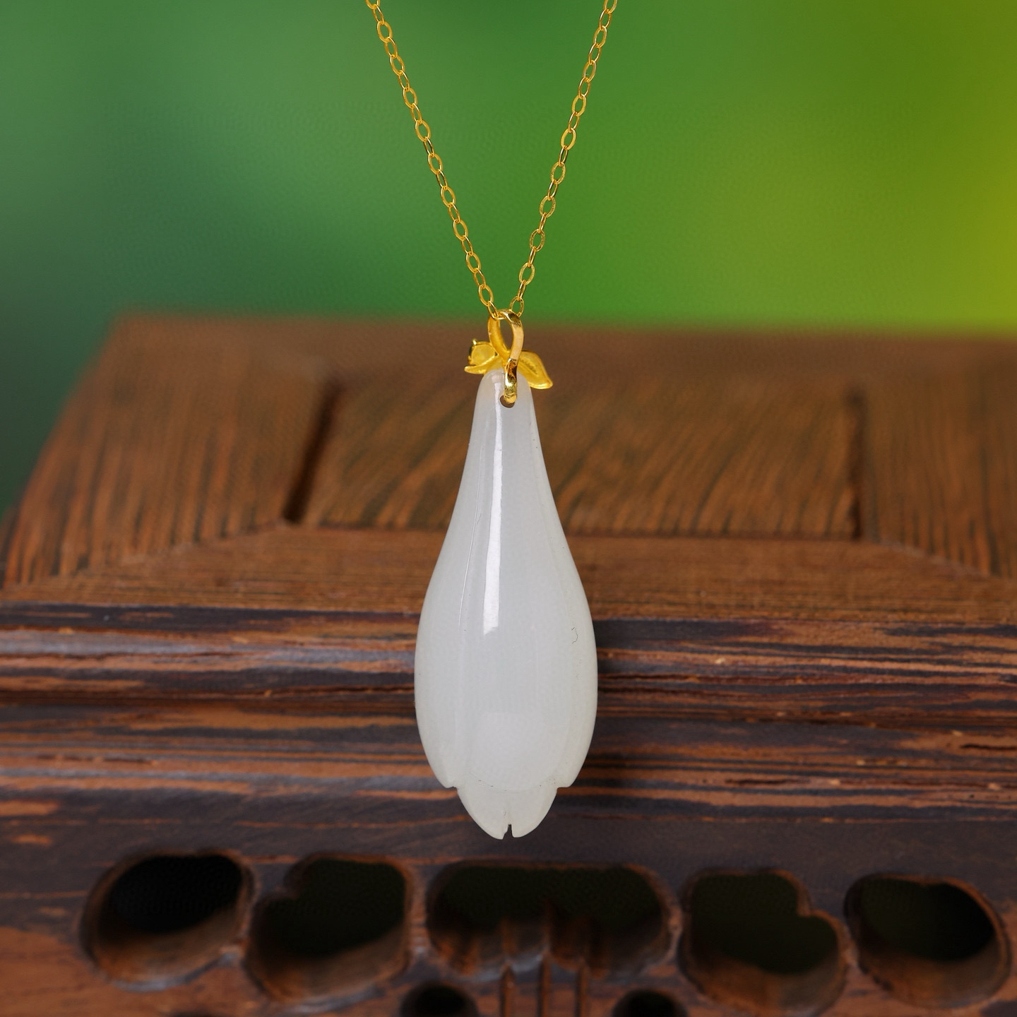 18K金镶嵌和田玉玉兰花吊坠