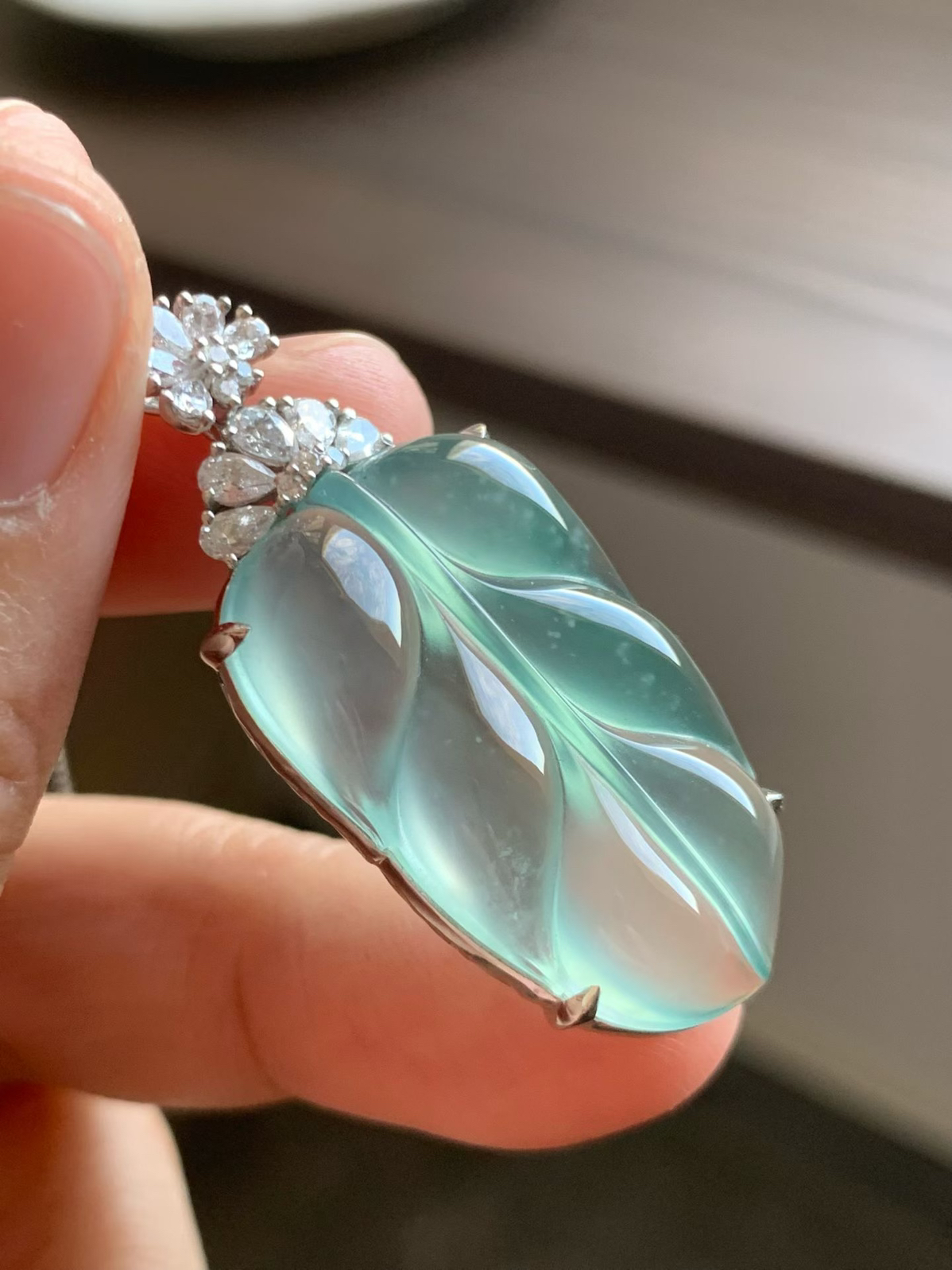 高冰强荧光晴底叶子
裸石31*19.5*6.5 整体42.5*19.5*8 
18k金钻石镶嵌