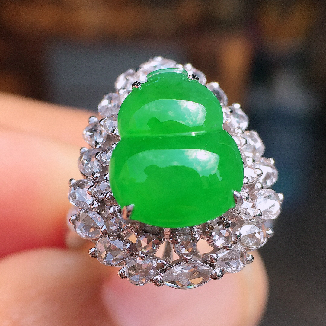 阳绿葫芦戒指/吊坠两用款，色泽均匀艳丽，玉质细腻，荧光感超
强，饱满圆润，尽显优雅气质，18k
金豪华镶嵌