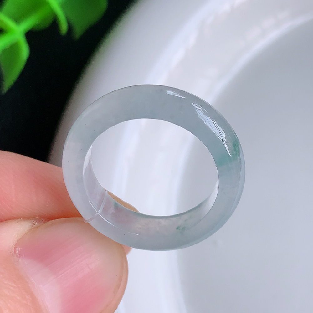 冰润飘花精美环形翡翠戒指  玉质细腻  冰清玉润  飘花灵动  颜色漂亮  W49.15  尺寸：16-5.3-3.2mm