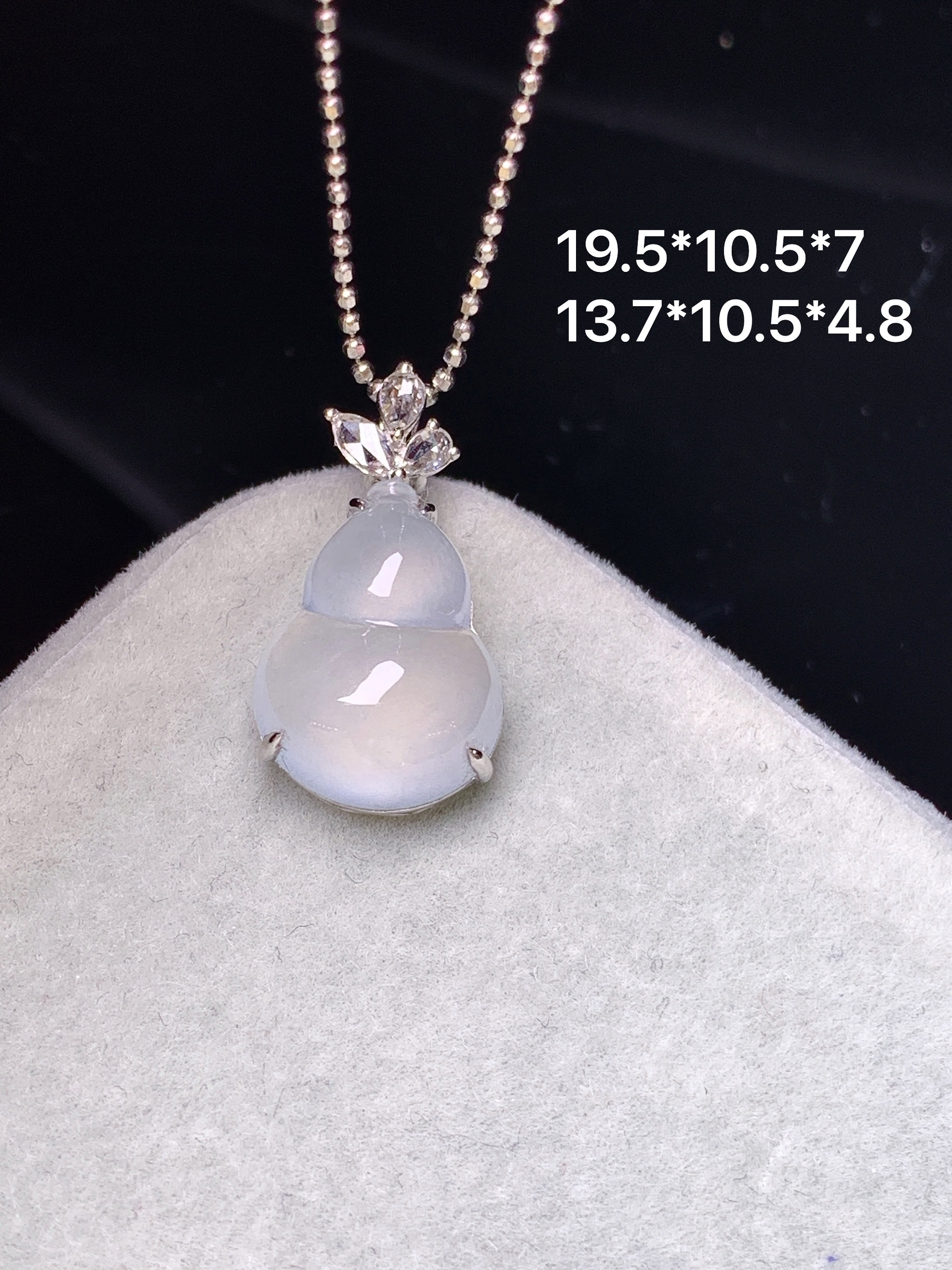 18k金钻镶嵌冰种葫芦吊坠 玉质细腻 色泽艳丽清新 水润亮眼 整体尺寸19.5*10.5*7c2