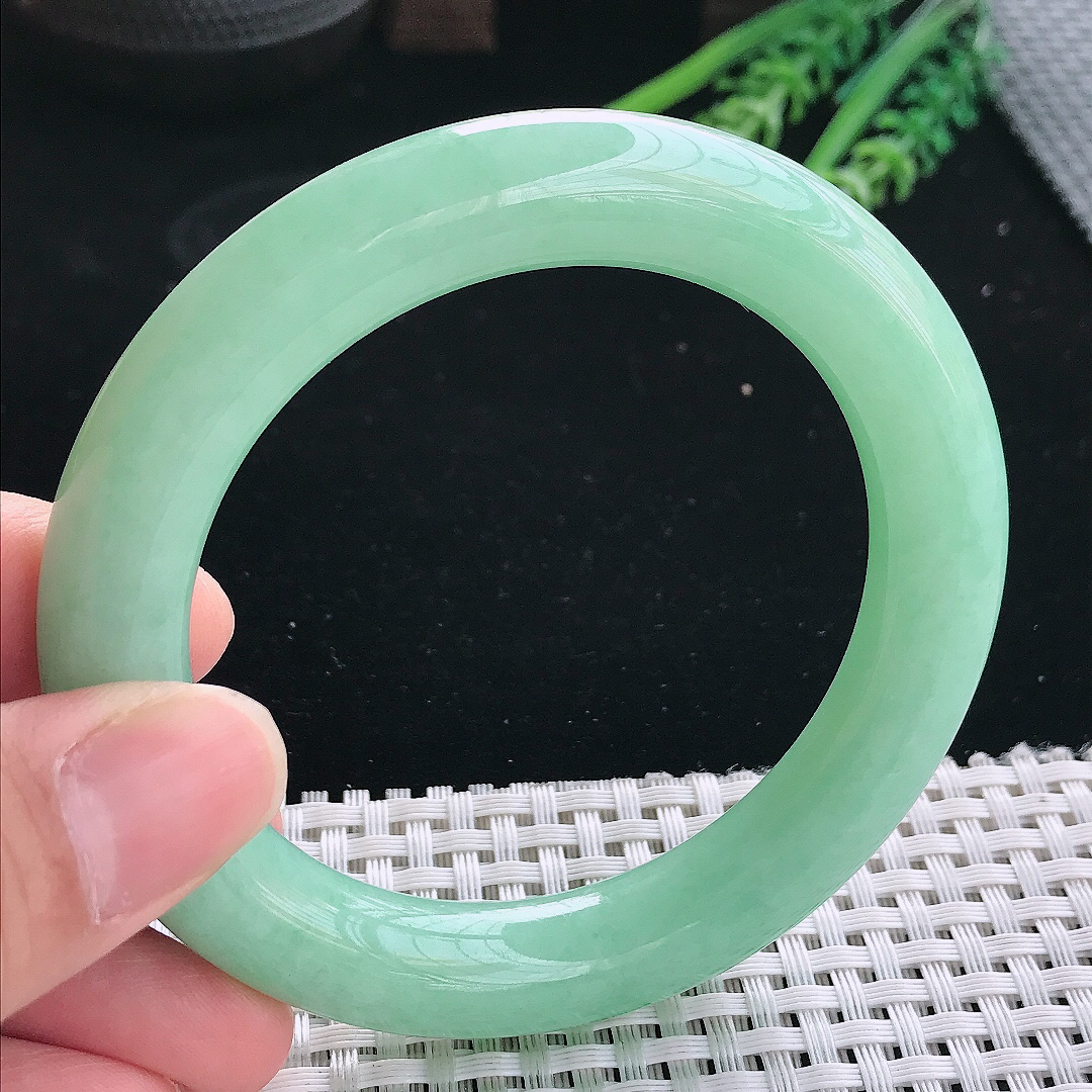 实拍天然翡翠57.5/11.2/11.3老坑精美温润满绿圆条手镯苹果绿玉镯手环